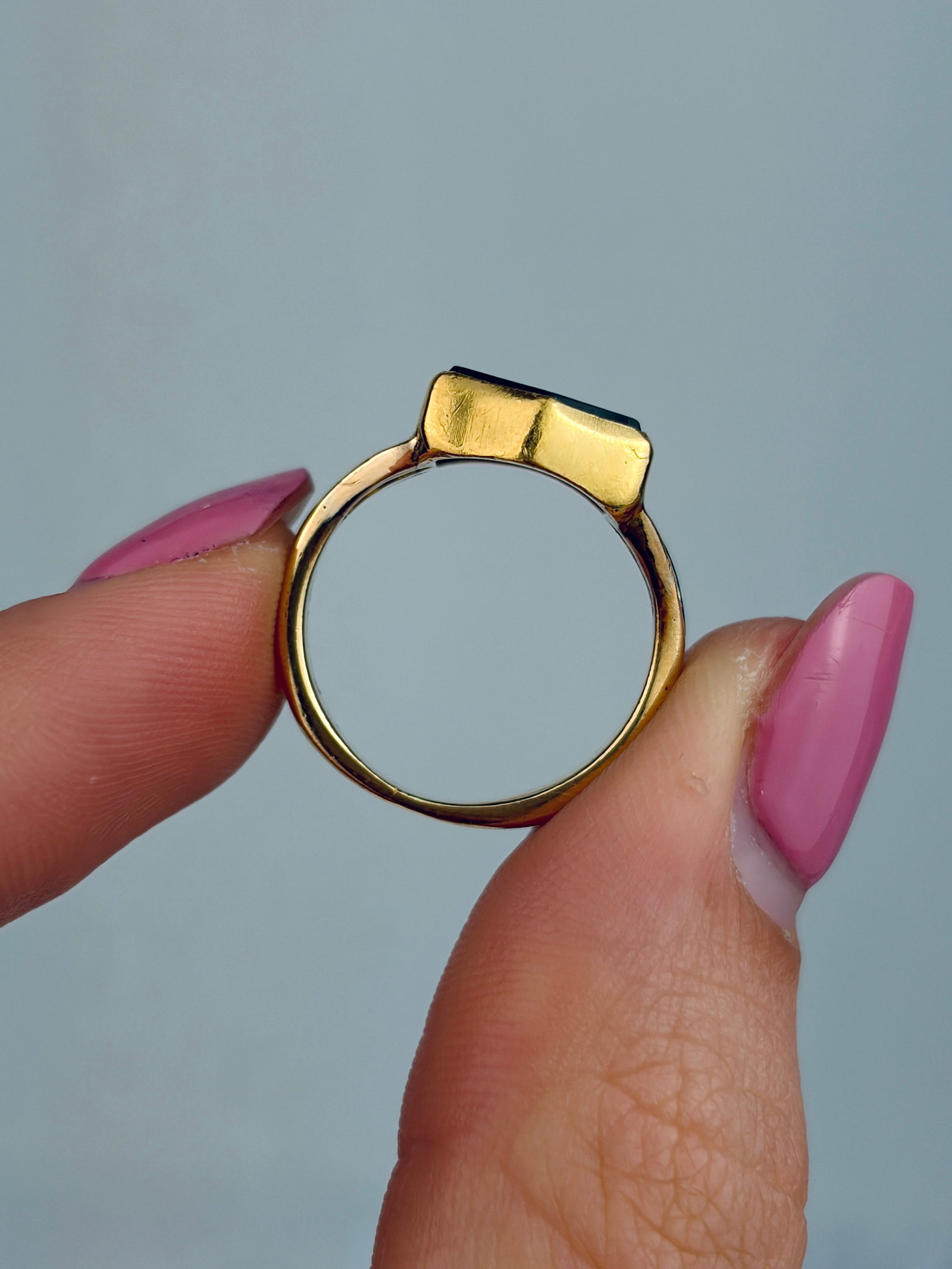 CHUNKY ANTIQUE 18CT YELLOW GOLD BLOODSTONE SHIELD SIGNET RING - 6