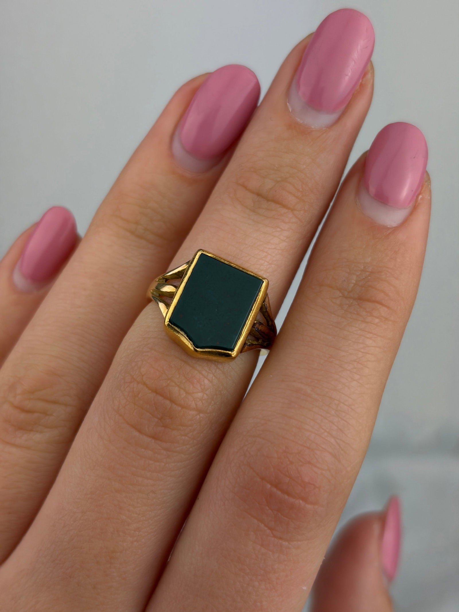 CHUNKY ANTIQUE 18CT YELLOW GOLD BLOODSTONE SHIELD SIGNET RING - 8