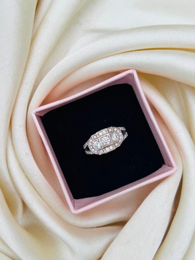 Wonderful 18ct White Gold Diamond Encrusted 3 Stone Ring - 8