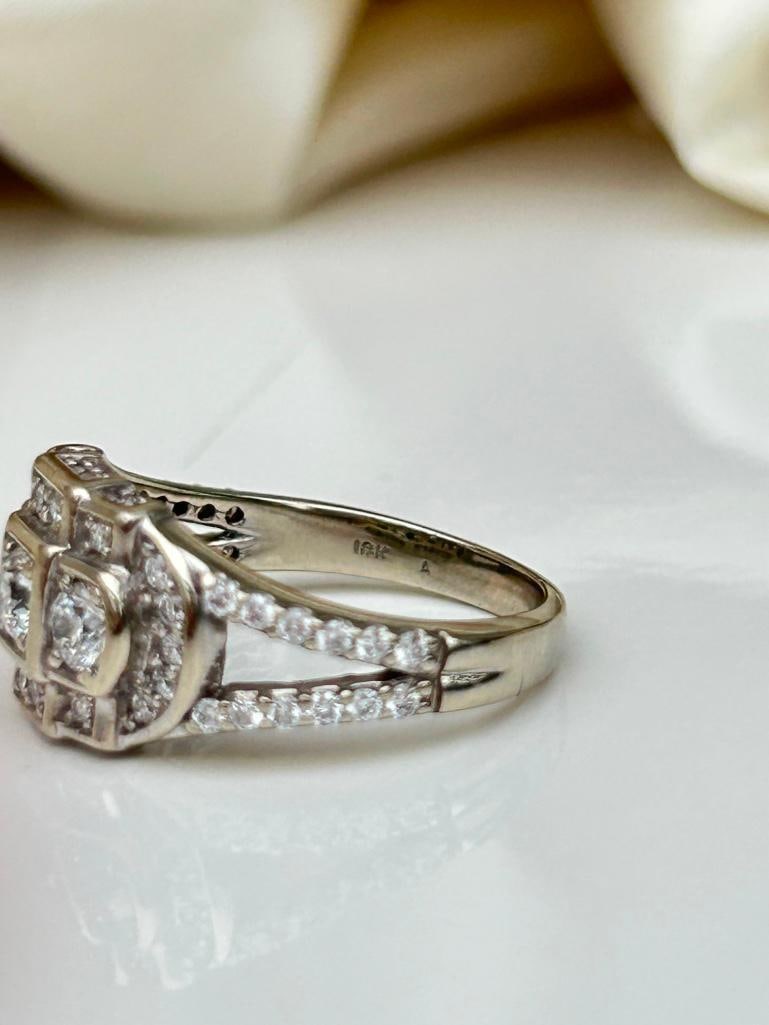 Wonderful 18ct White Gold Diamond Encrusted 3 Stone Ring - 9