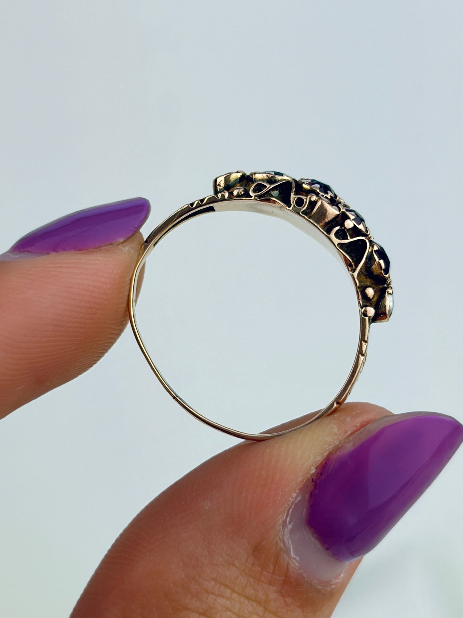 ANTIQUE VICTORIAN AMETHYST AND PEARL CLUSTER RING IN GOLD - 10