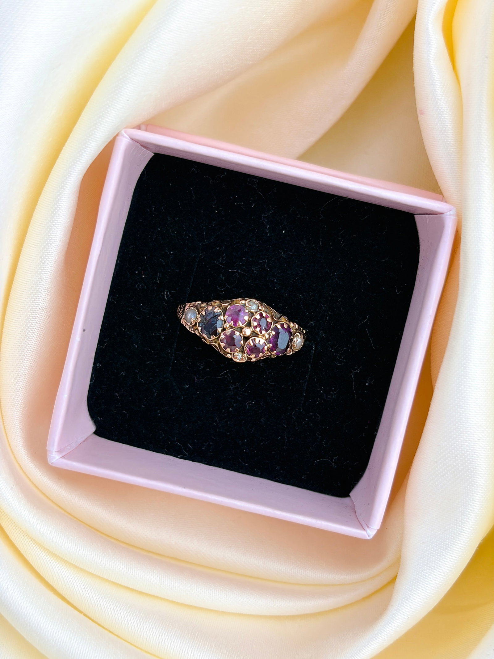 ANTIQUE VICTORIAN AMETHYST AND PEARL CLUSTER RING IN GOLD - 11
