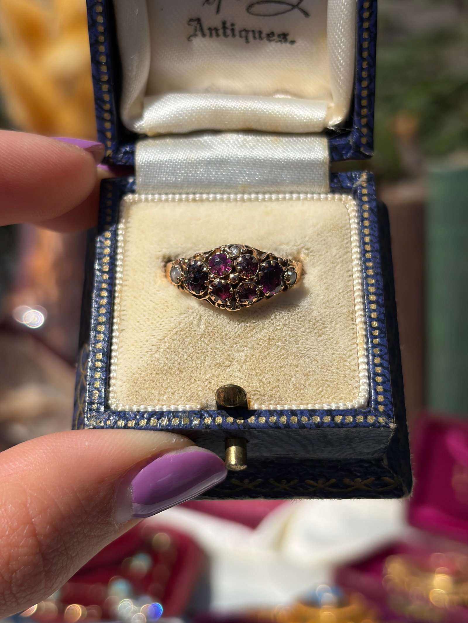 ANTIQUE VICTORIAN AMETHYST AND PEARL CLUSTER RING IN GOLD - 2