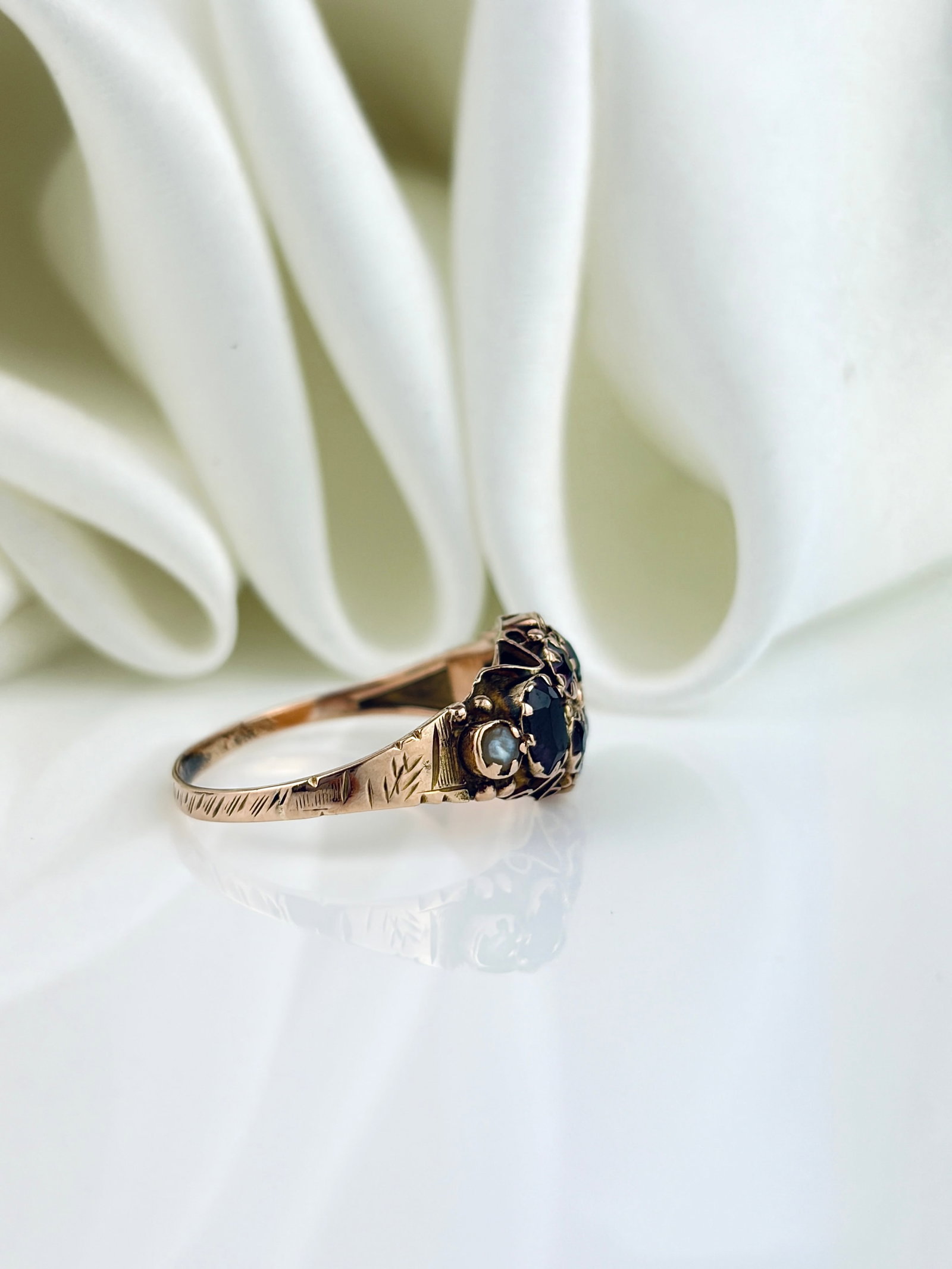 ANTIQUE VICTORIAN AMETHYST AND PEARL CLUSTER RING IN GOLD - 6
