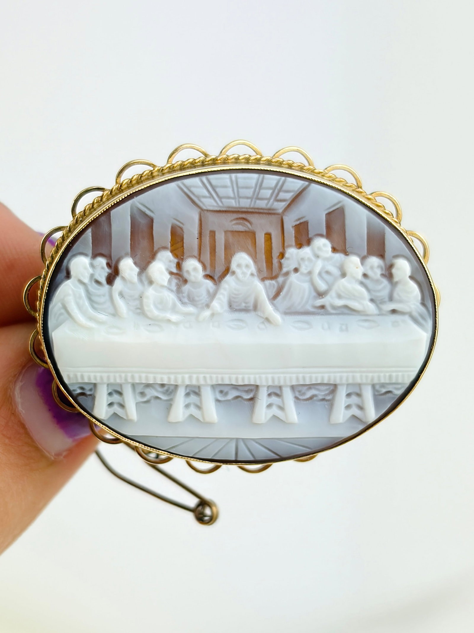 VINTAGE 9CT YELLOW GOLD 'LAST SUPPER' CAMEO BROOCH (1 of 9)