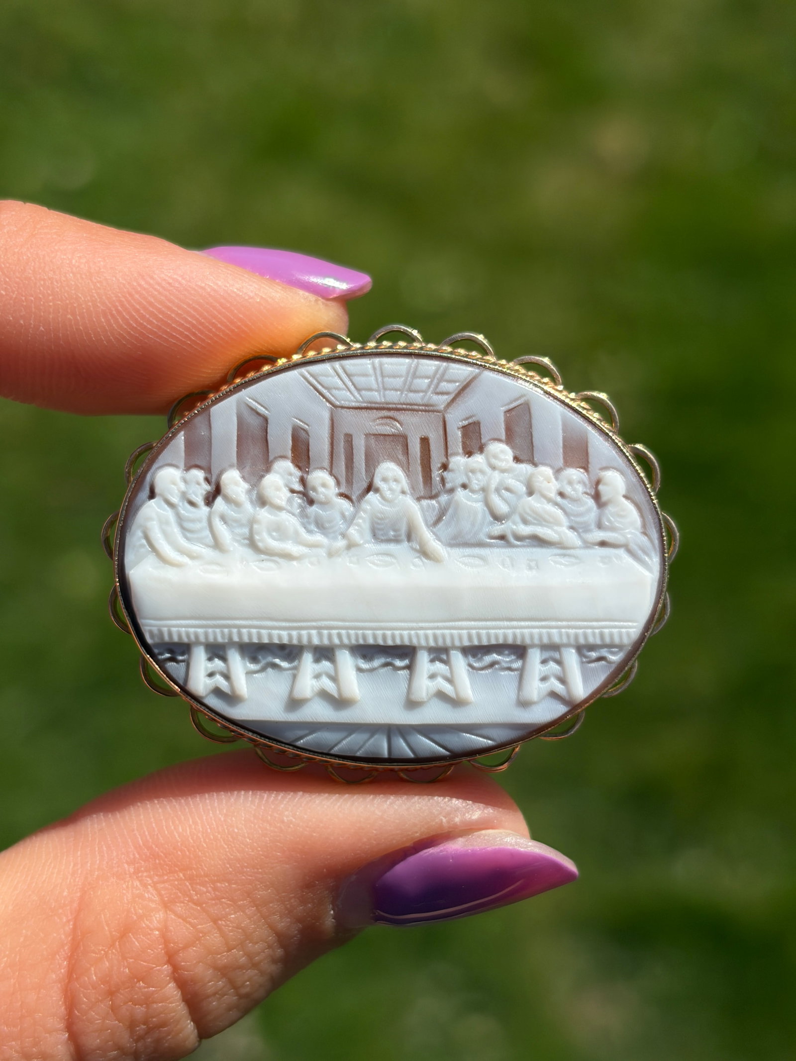 VINTAGE 9CT YELLOW GOLD 'LAST SUPPER' CAMEO BROOCH - 3