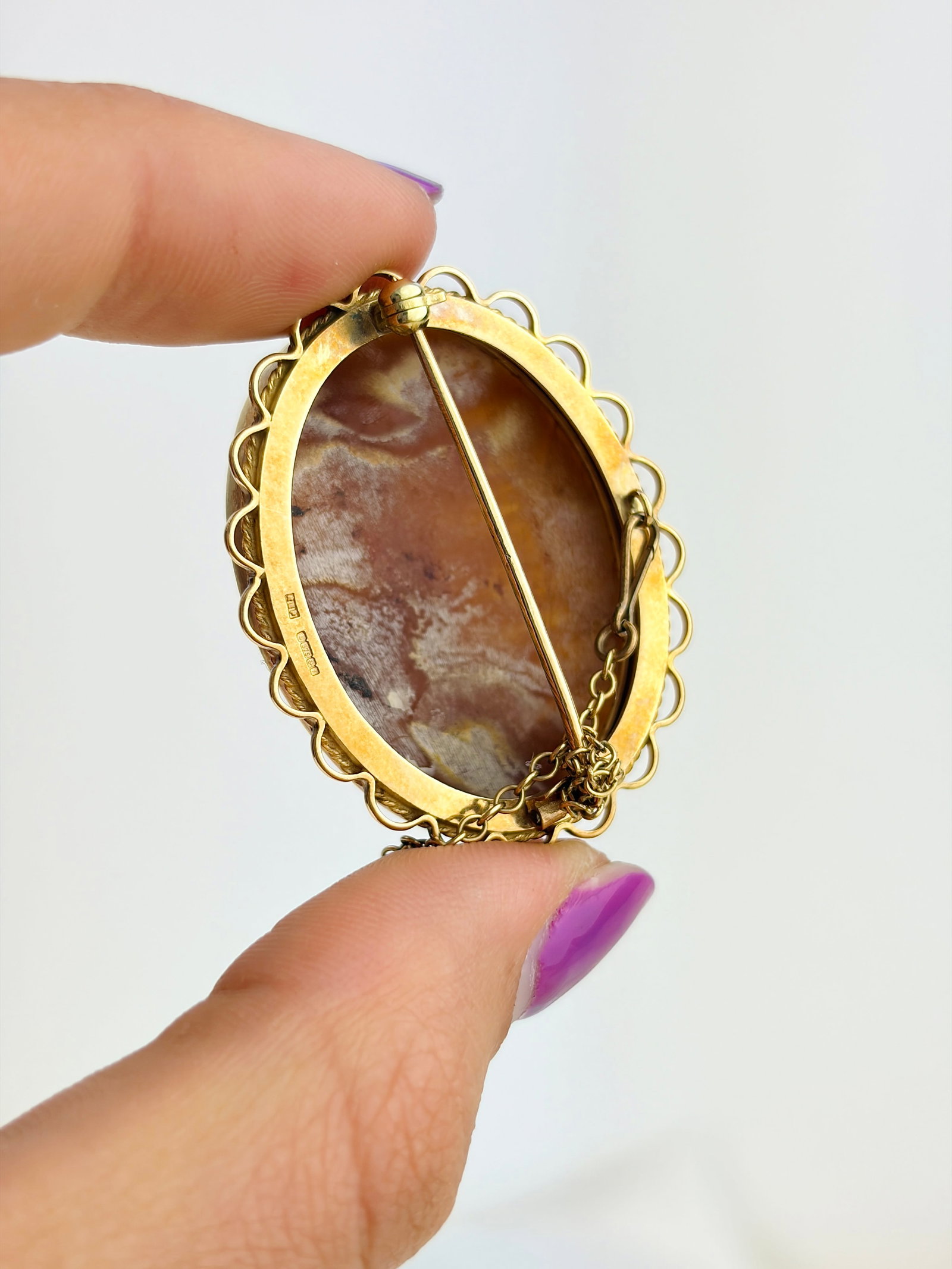 VINTAGE 9CT YELLOW GOLD 'LAST SUPPER' CAMEO BROOCH - 7