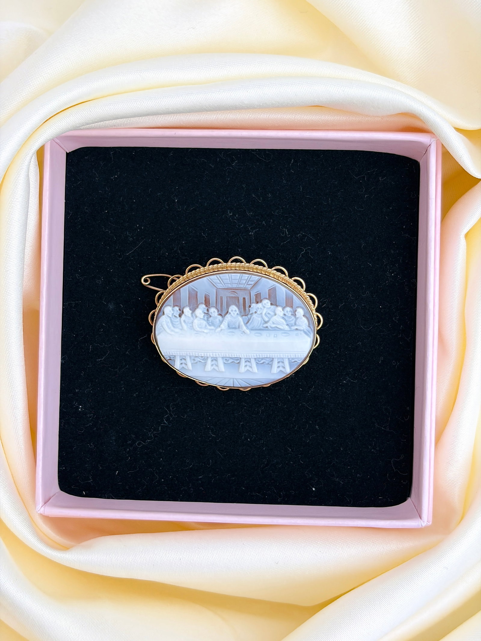 VINTAGE 9CT YELLOW GOLD 'LAST SUPPER' CAMEO BROOCH - 9