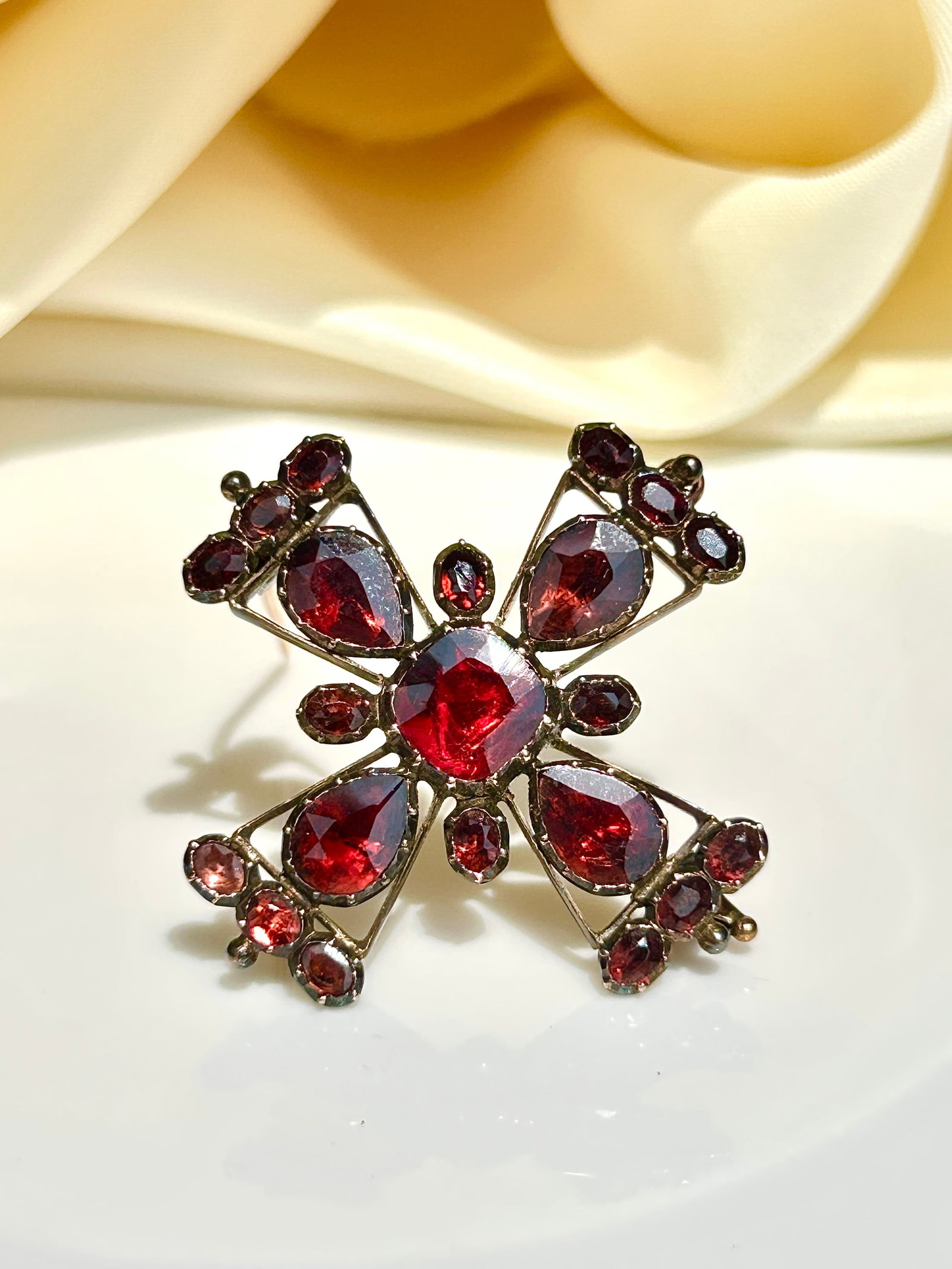 Large antique gold foiled back flat cut garnet ross brooch / pendant - 2
