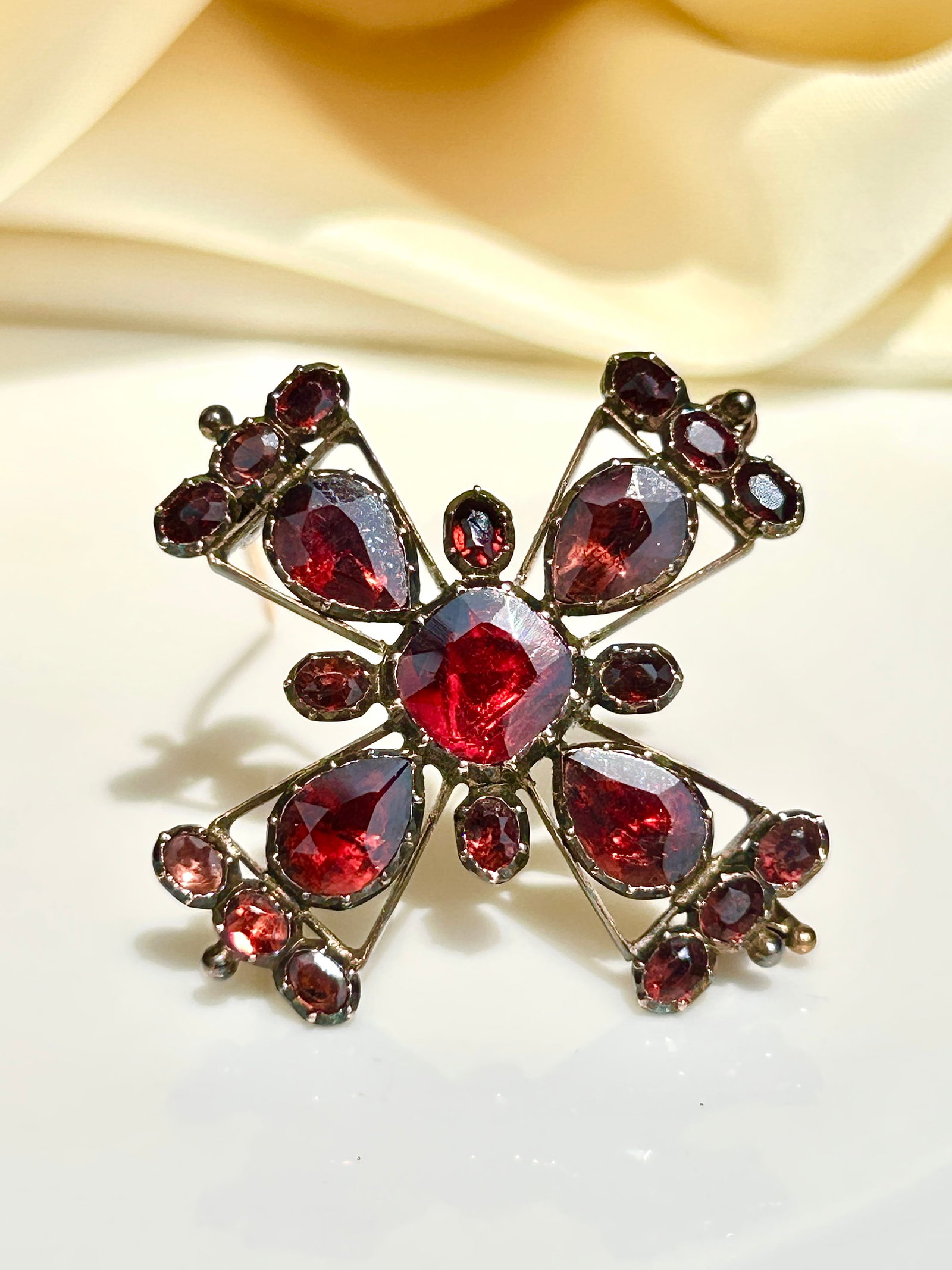 Large antique gold foiled back flat cut garnet ross brooch / pendant - 3