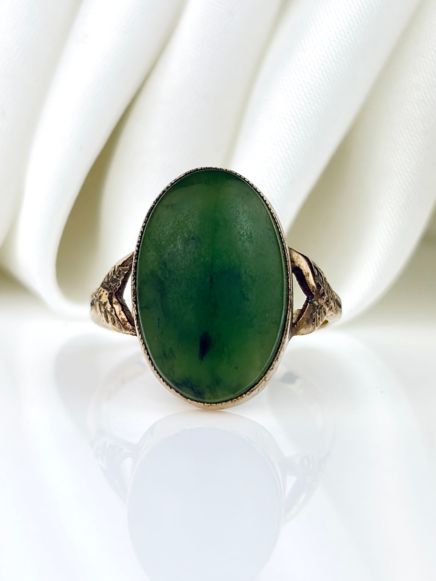 Vintage 9ct Yellow Gold Green Agate Ring with Split Shoulders (1 of 9)