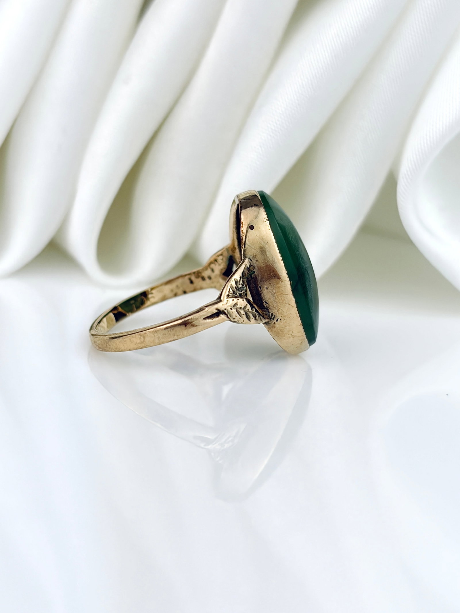 Vintage 9ct Yellow Gold Green Agate Ring with Split Shoulders - 2