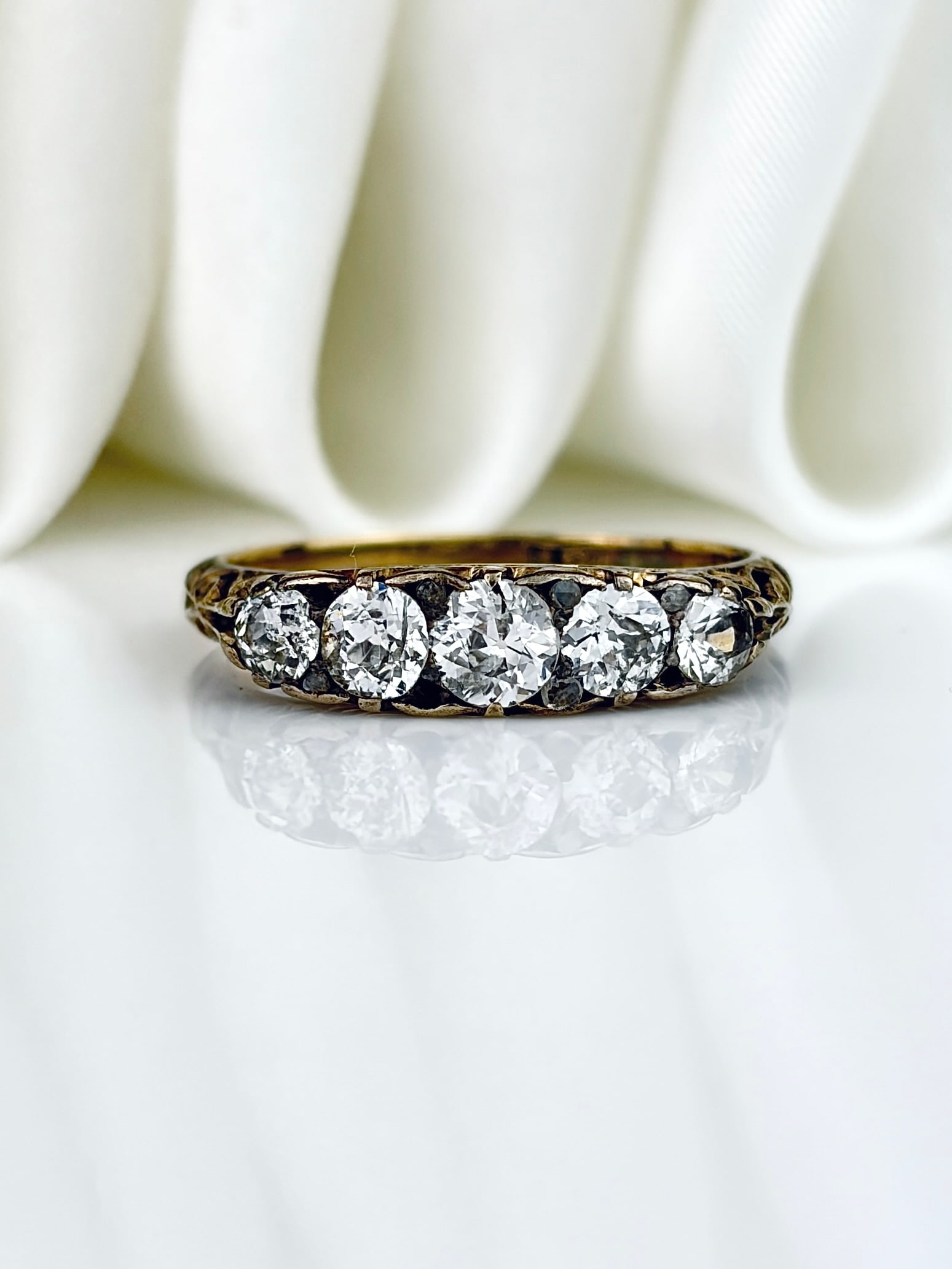 Antique 18ct Yellow Gold Scroll Set Diamond 5 Stone Ring: Antique 18ct Yellow Gold Scroll Set Diamond 5 Stone Ring A beautiful antique ring featuring 5 diamonds in a scroll setting! There are also diamond points, three of which are missing.