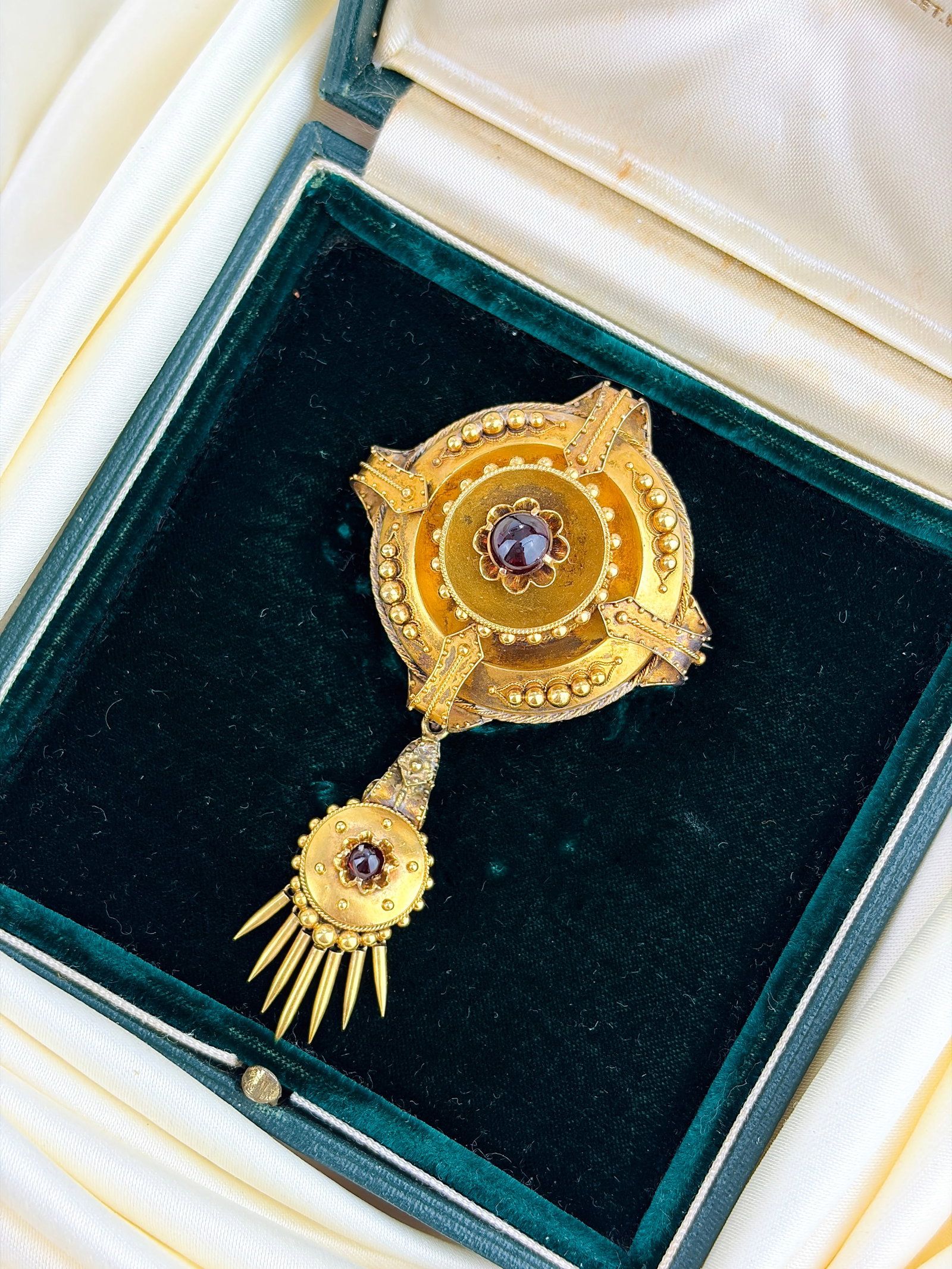 Antique Victorian 18ct Yellow Gold Etruscan Revival Cabochon Garnet and Tassel Brooch in Box - 2