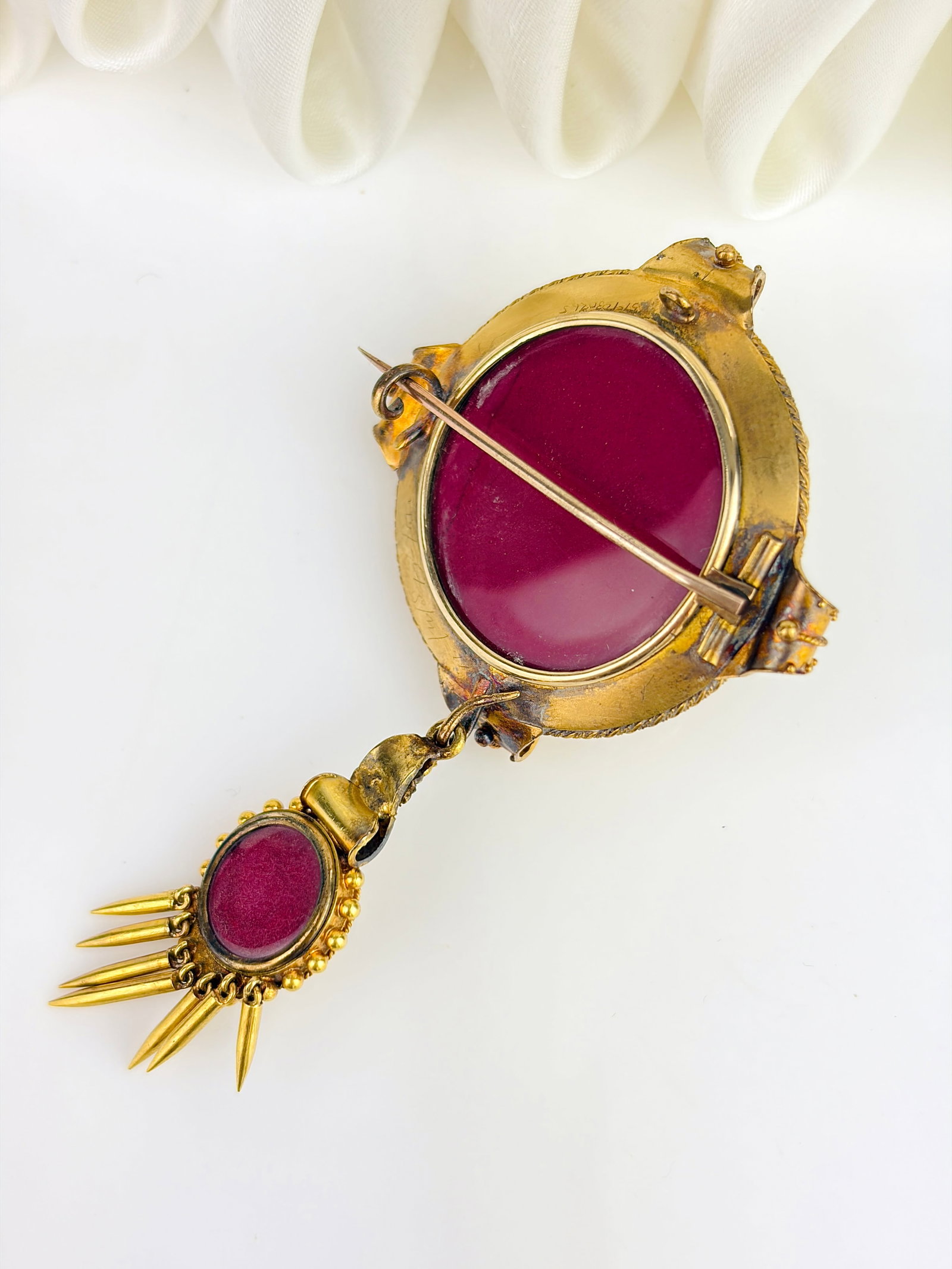 Antique Victorian 18ct Yellow Gold Etruscan Revival Cabochon Garnet and Tassel Brooch in Box - 6