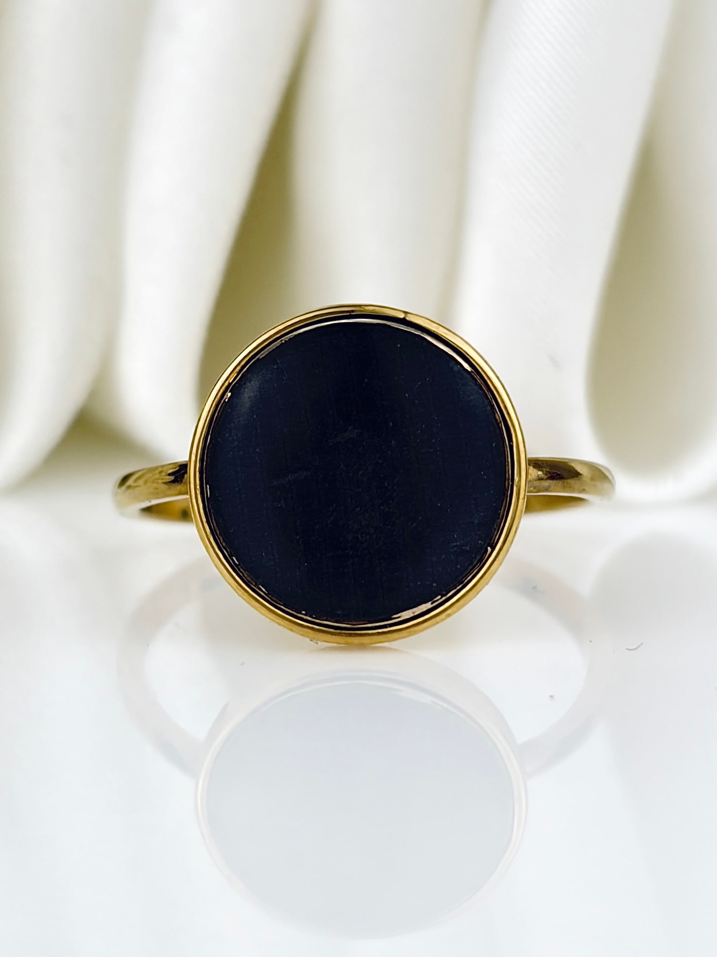 Antique 18ct Yellow Gold Locket Front Ring: Antique 18ct Yellow Gold Locket Front Ring Sweet closed locket front ring, with black ribbon inside!