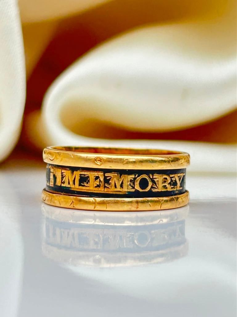 Wide Antique 18ct Yellow Gold Black Enamel Mourning Band Ring in Antique Box - 4