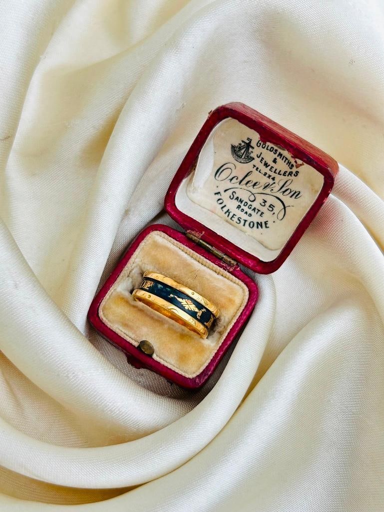 Wide Antique 18ct Yellow Gold Black Enamel Mourning Band Ring in Antique Box - 9