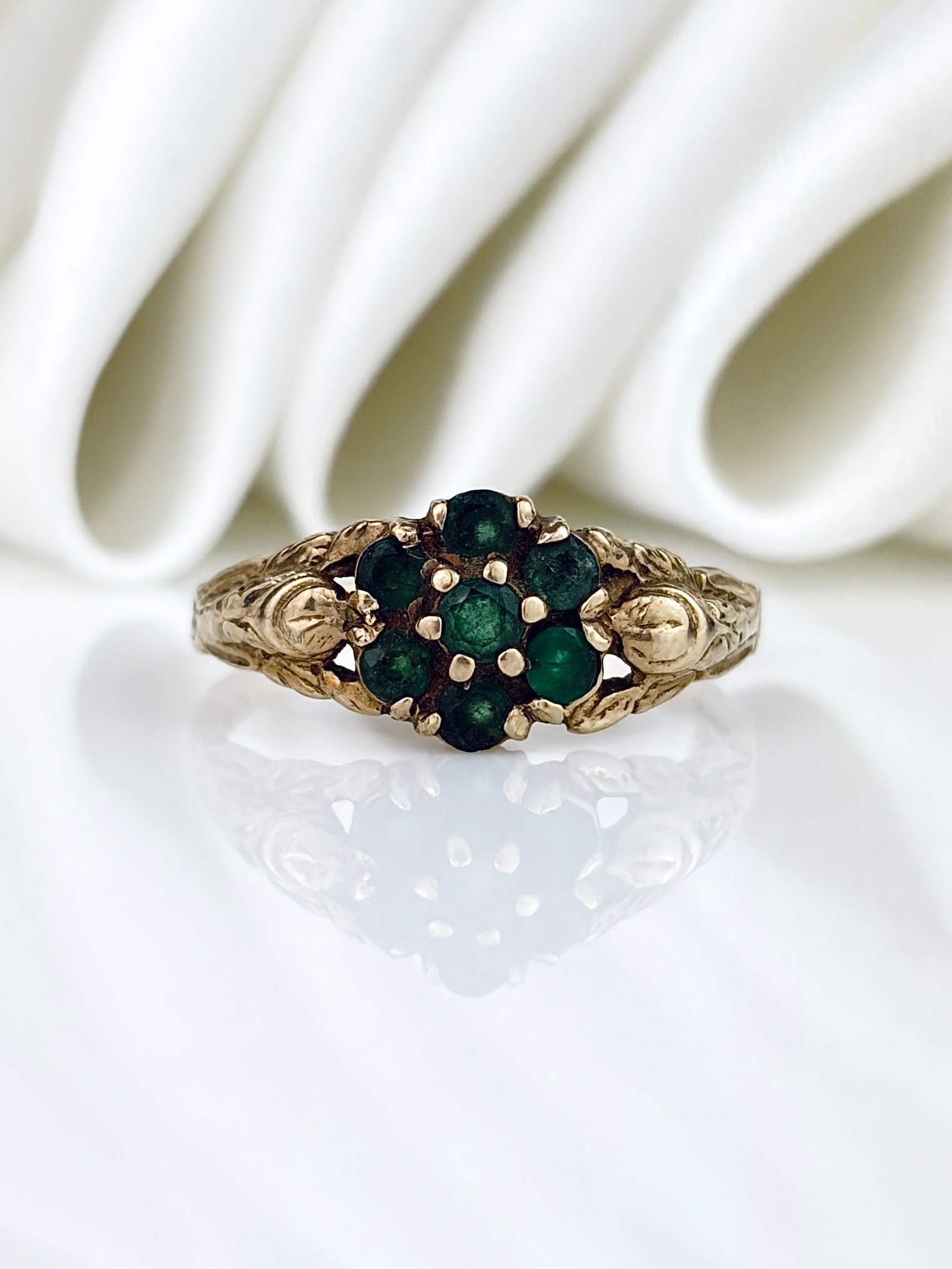 Vintage 9ct Gold Emerald Flower Cluster Ring (1 of 9)