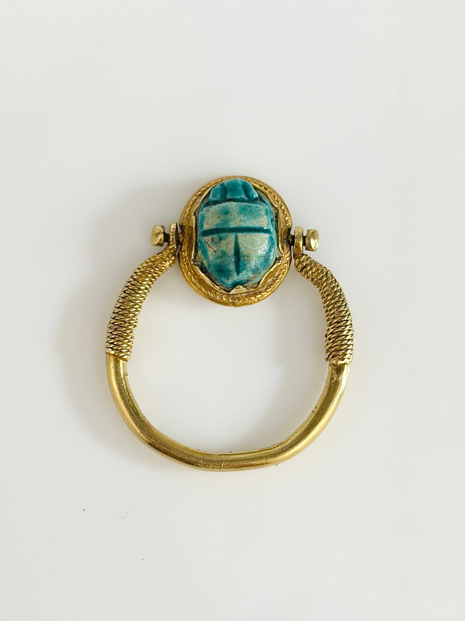 ANTIQUE EGYPTIAN REVIVAL SCARAB SWIVEL RING IN 18CT GOLD: ANTIQUE EGYPTIAN REVIVAL SCARAB SWIVEL RING IN 18CT GOLD Amazing ring featuring a hand carved scarab mounted on a swivel bezel! Weight: 2.46g Size: UK I, US 4.75, width 10mm, height off finger