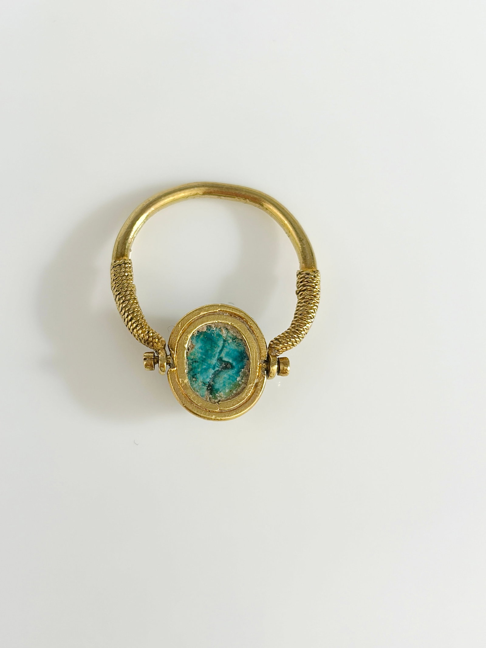 ANTIQUE EGYPTIAN REVIVAL SCARAB SWIVEL RING IN 18CT GOLD - 5