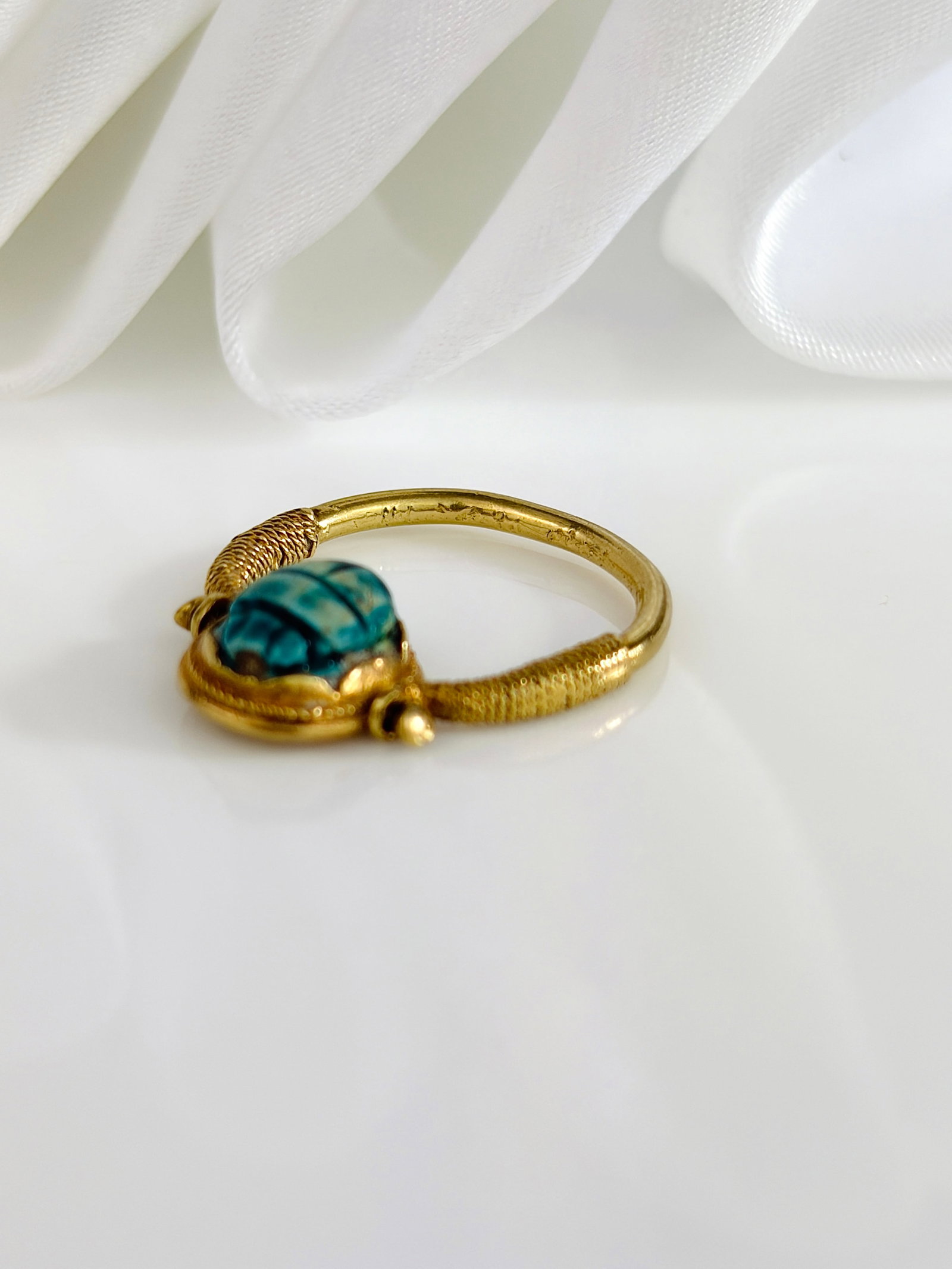 ANTIQUE EGYPTIAN REVIVAL SCARAB SWIVEL RING IN 18CT GOLD - 6