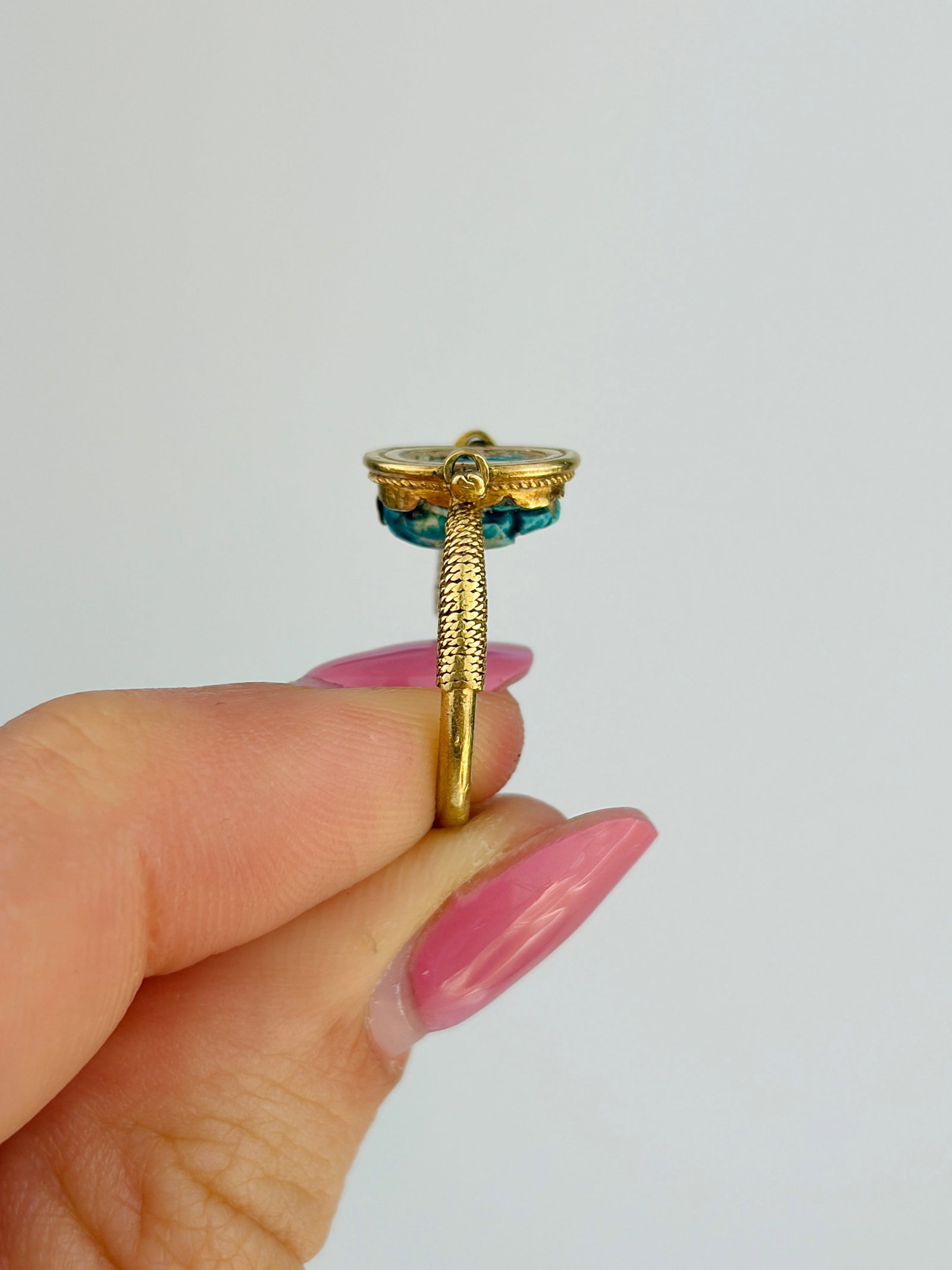 ANTIQUE EGYPTIAN REVIVAL SCARAB SWIVEL RING IN 18CT GOLD - 8