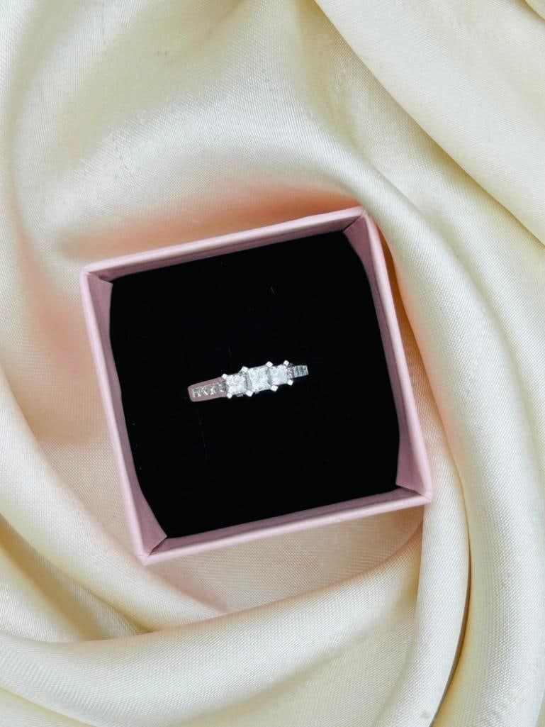 *Vintage Princess Cut Diamond and Platinum Three Stone Ring - 9