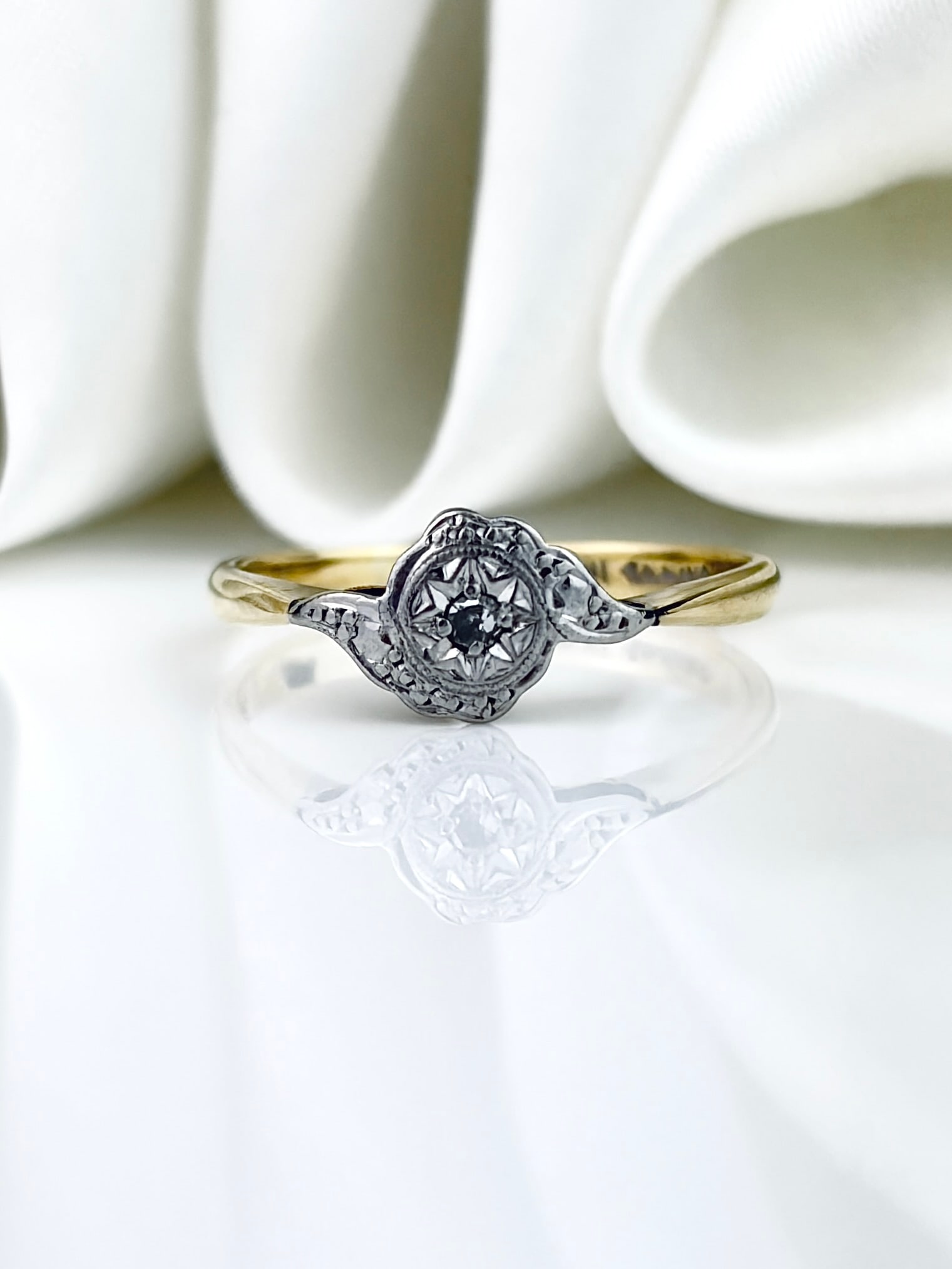 ANTIQUE ART DECO 18CT GOLD AND PLATINUM DIAMOND STAR SET RING: ANTIQUE ART DECO 18CT GOLD AND PLATINUM DIAMOND STAR SET RING Gorgeous antique Art Deco era ring!