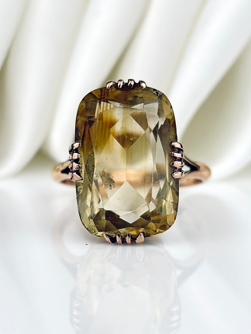 Vintage 9ct Gold Pale Citrine Cocktail Ring: Vintage 9ct Gold Pale Citrine Cocktail Ring Striking stone!