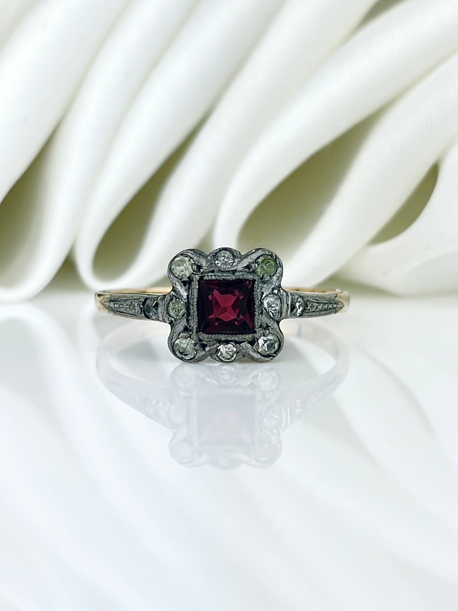 9ct Gold and Silver Pink and White Paste Ring: 9ct Gold and Silver Pink and White Paste Ring
