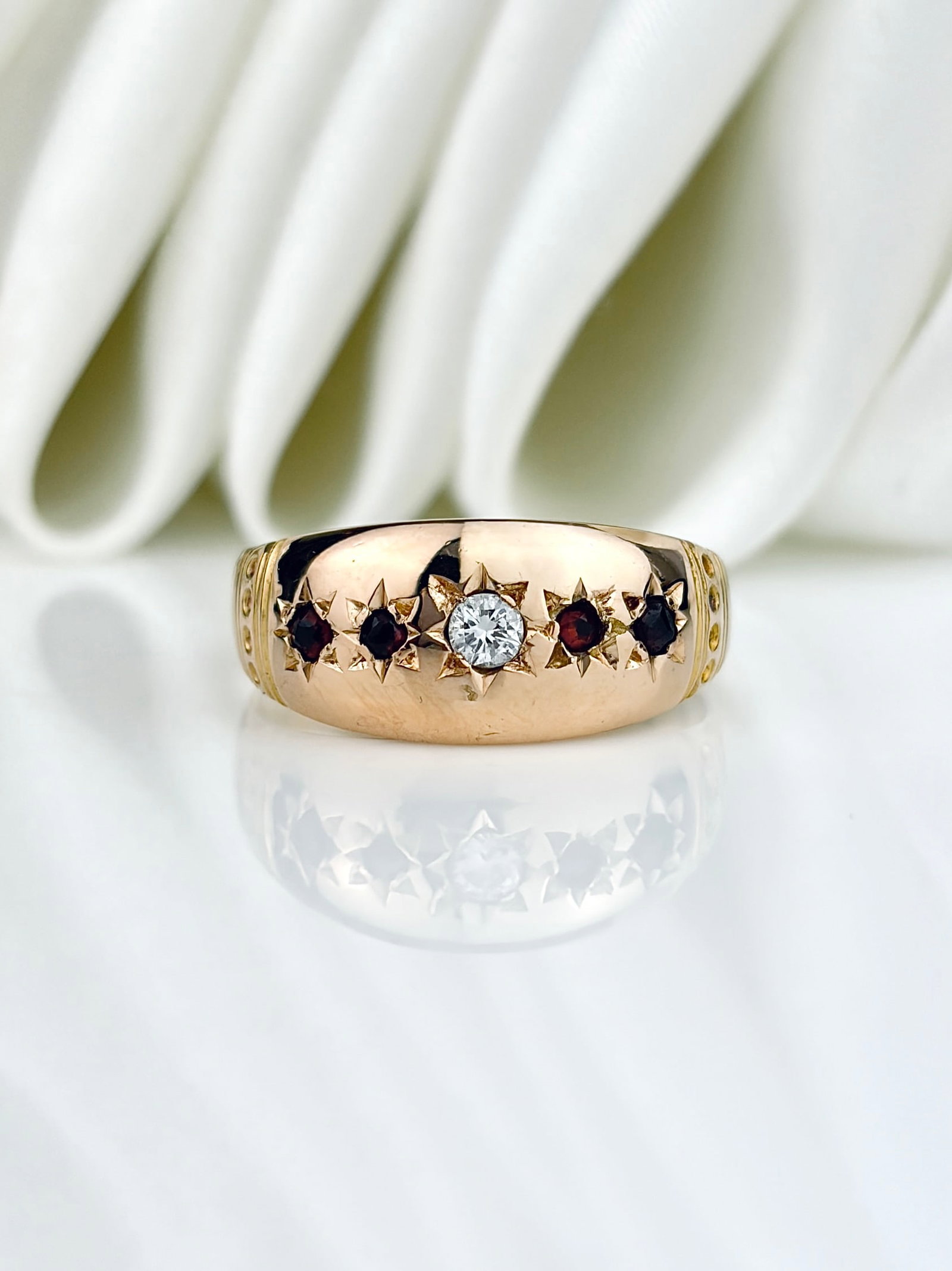 Antique c.1899 15ct Gold Diamond and Garnet 5 Stone Star Set Ring: Antique c.1899 15ct Gold Diamond and Garnet 5 Stone Star Set Ring Beautiful 5 stone ring!