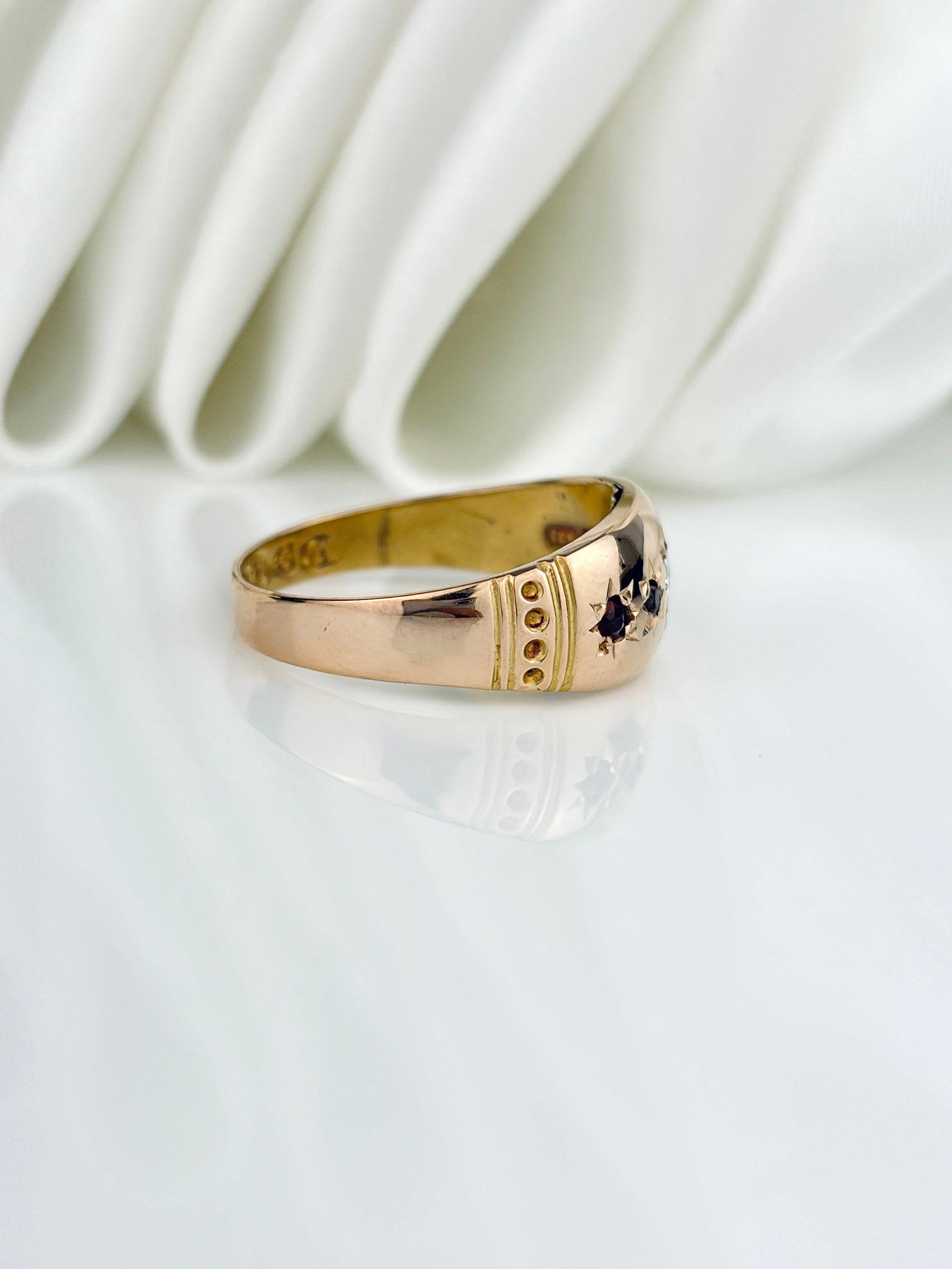 Antique c.1899 15ct Gold Diamond and Garnet 5 Stone Star Set Ring - 2