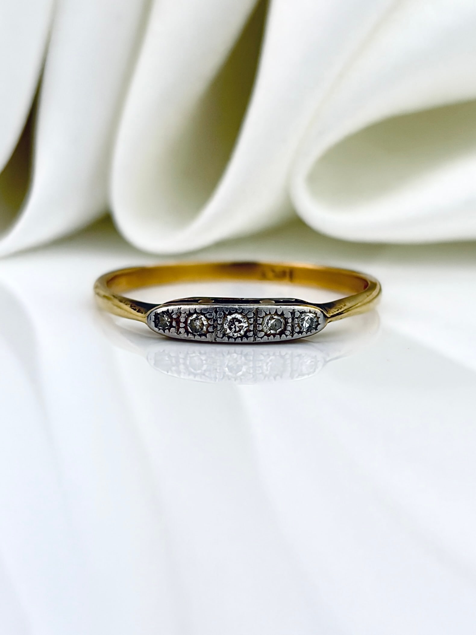 SWEET ANTIQUE ART DECO DIAMOND 5 STONE BOAT RING IN 18CT GOLD: SWEET ANTIQUE ART DECO DIAMOND 5 STONE BOAT RING IN 18CT GOLD