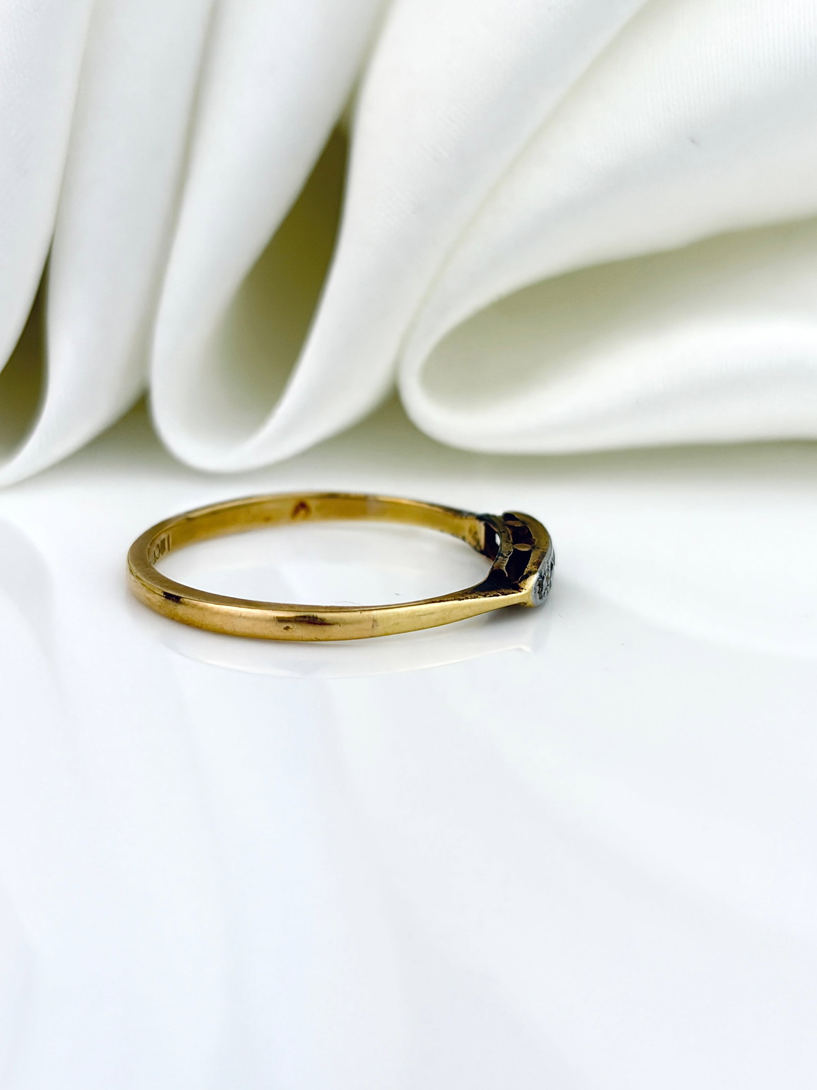 SWEET ANTIQUE ART DECO DIAMOND 5 STONE BOAT RING IN 18CT GOLD - 2