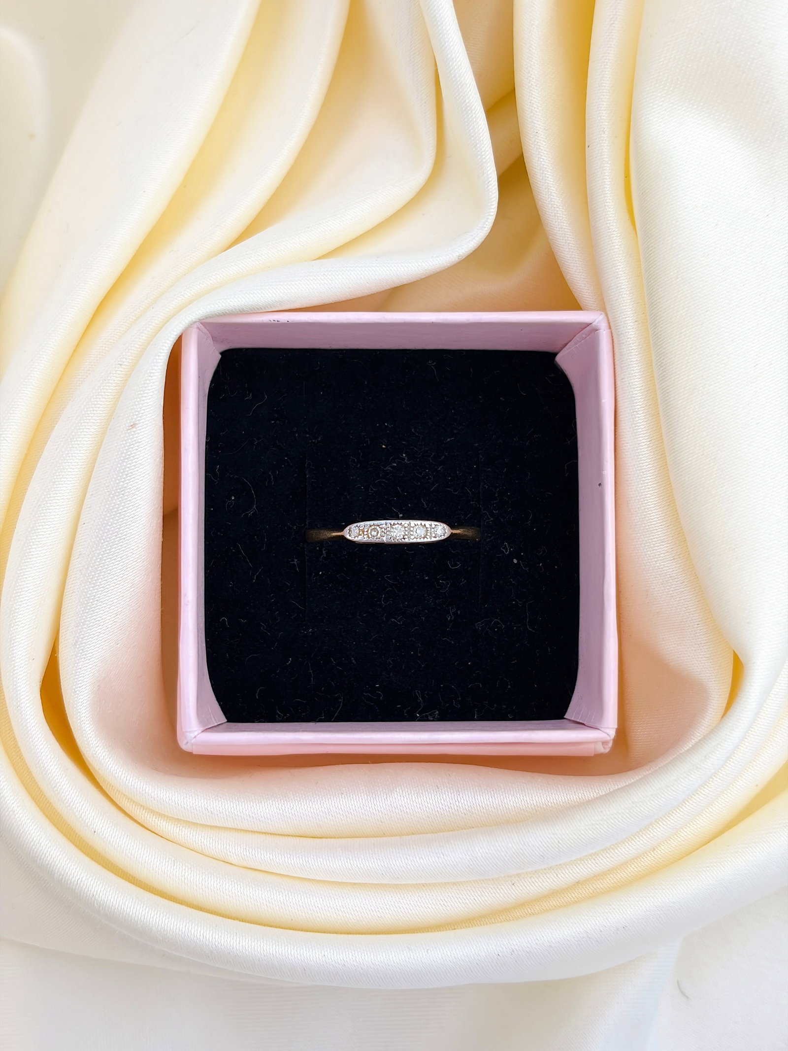 SWEET ANTIQUE ART DECO DIAMOND 5 STONE BOAT RING IN 18CT GOLD - 7