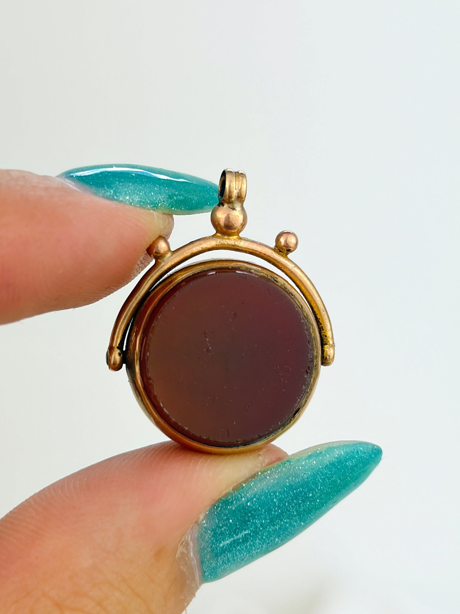 Antique c.1924 9ct Yellow Gold Bloodstone and Carnelian Spinning Fob Pendant: Antique c.1924 9ct Yellow Gold Bloodstone and Carnelian Spinning Fob Pendant No bale. 