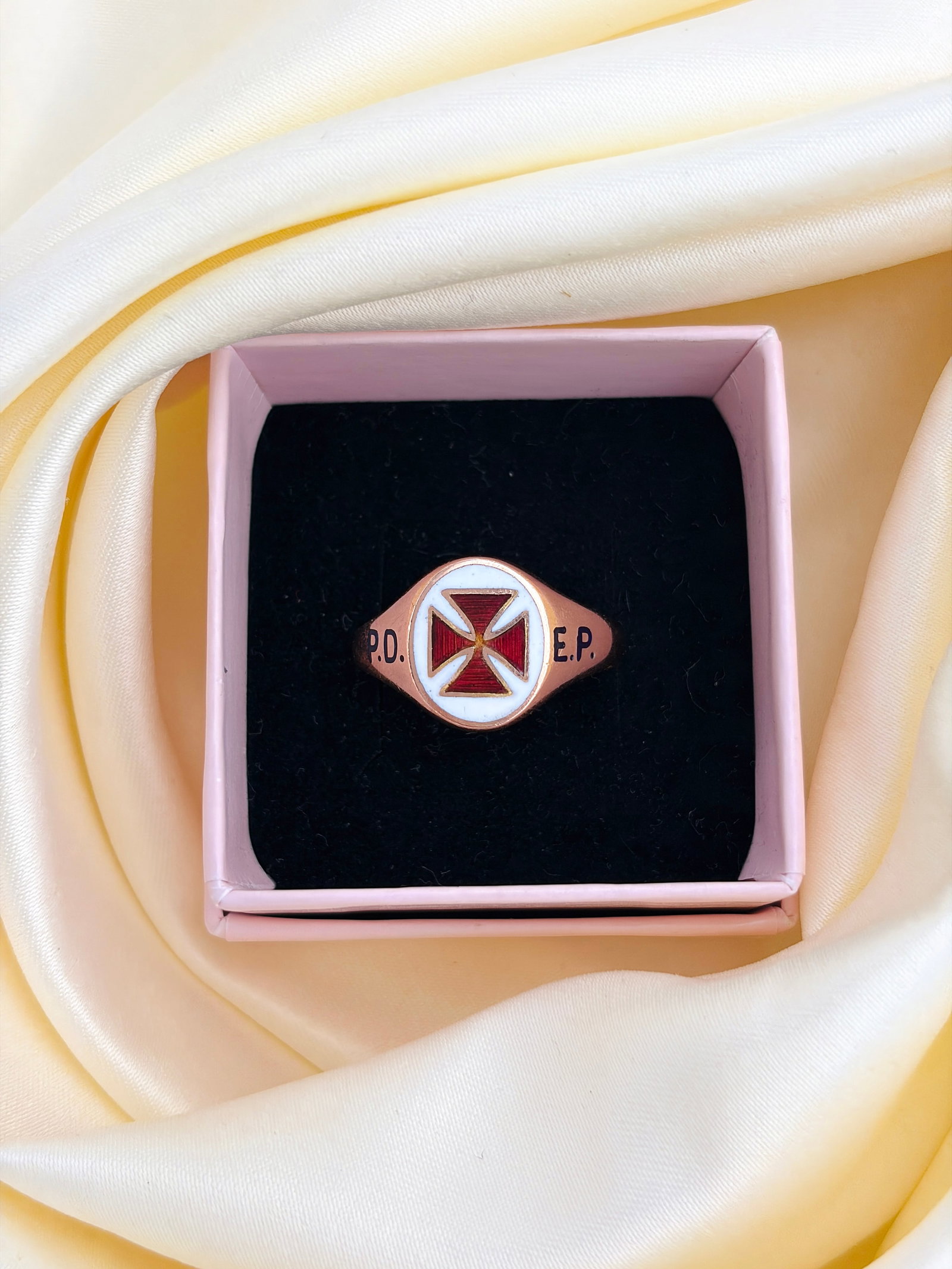 VINTAGE C.1977 9CT GOLD RED AND WHITE ENAMEL MASONIC KNIGHTS TEMPLAR SIGNET RING - 11