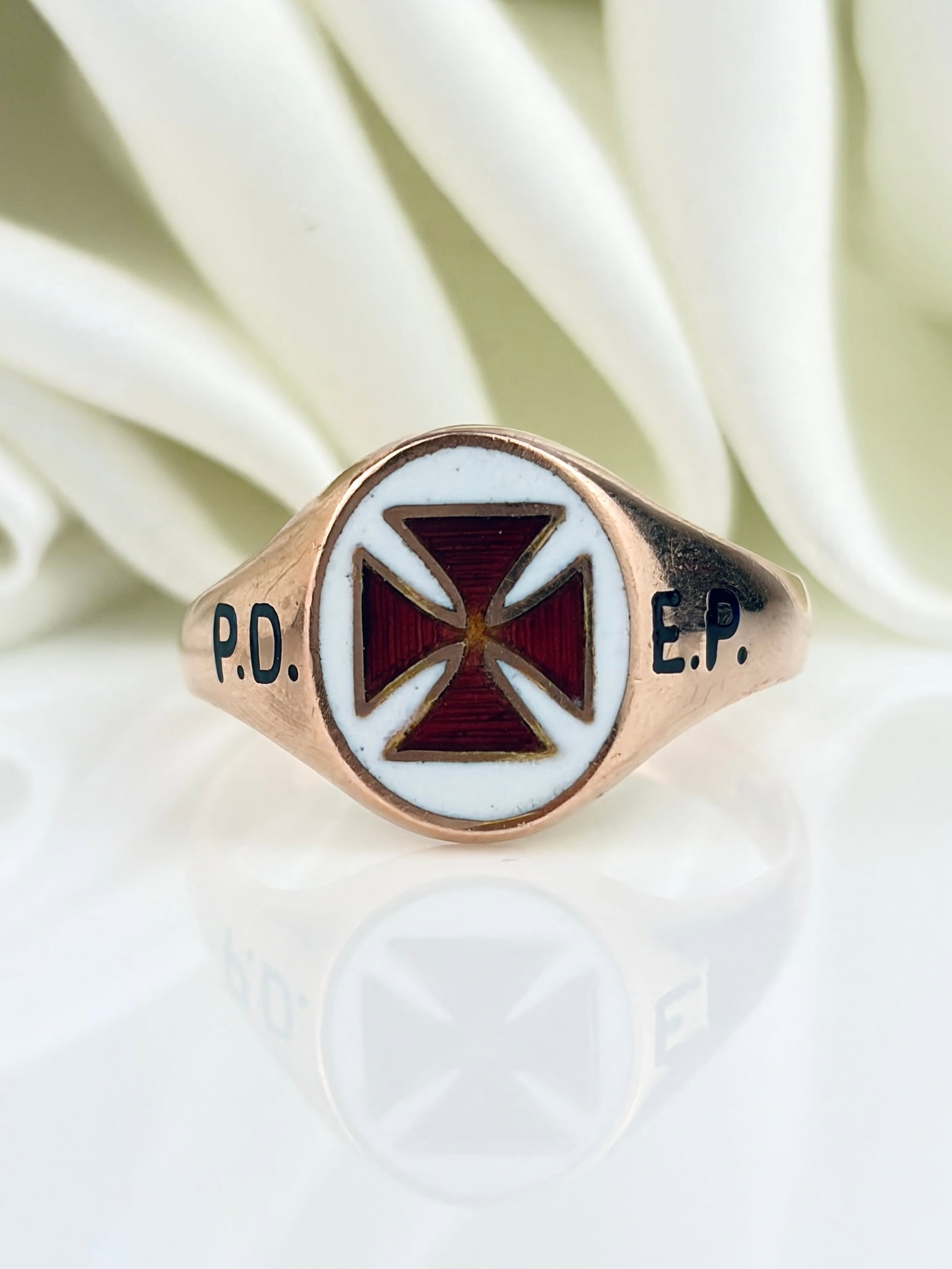 VINTAGE C.1977 9CT GOLD RED AND WHITE ENAMEL MASONIC KNIGHTS TEMPLAR SIGNET RING: VINTAGE C.1977 9CT GOLD RED AND WHITE ENAMEL MASONIC KNIGHTS TEMPLAR SIGNET RING With the initials P.D and E.P. Traditionally worn by members of the Knights Templar within freemasonry. The side 