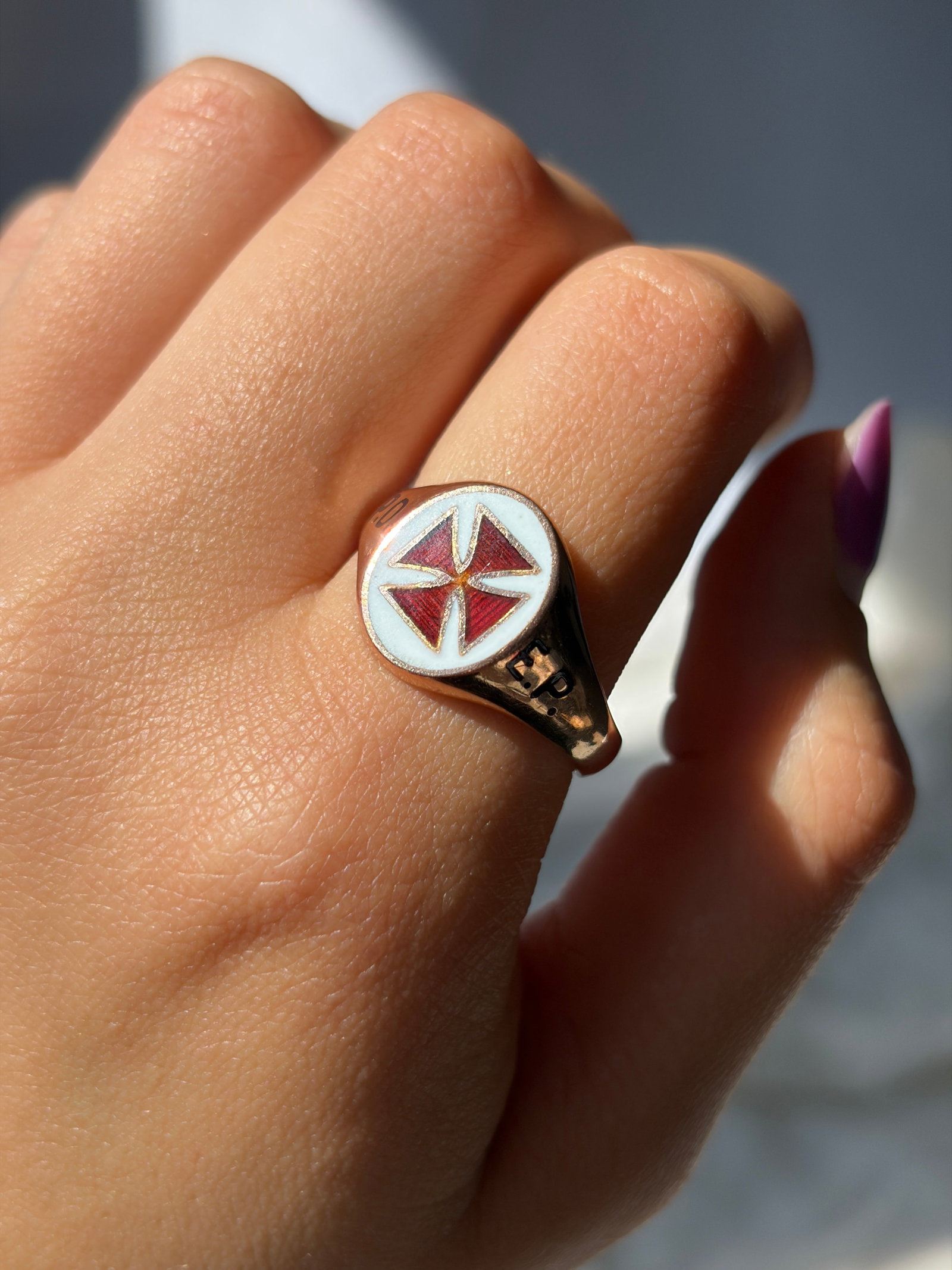 VINTAGE C.1977 9CT GOLD RED AND WHITE ENAMEL MASONIC KNIGHTS TEMPLAR SIGNET RING - 5