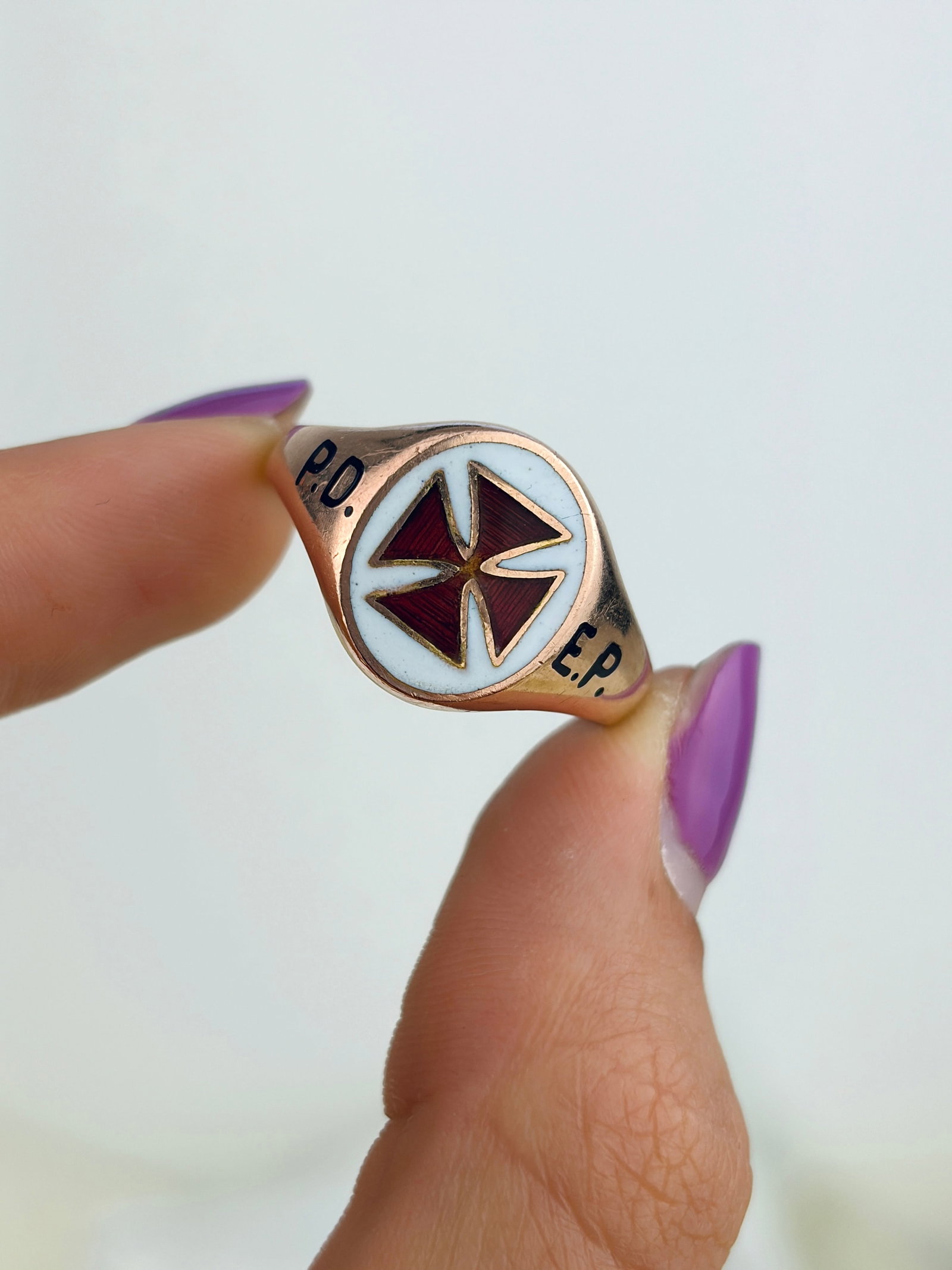 VINTAGE C.1977 9CT GOLD RED AND WHITE ENAMEL MASONIC KNIGHTS TEMPLAR SIGNET RING - 9