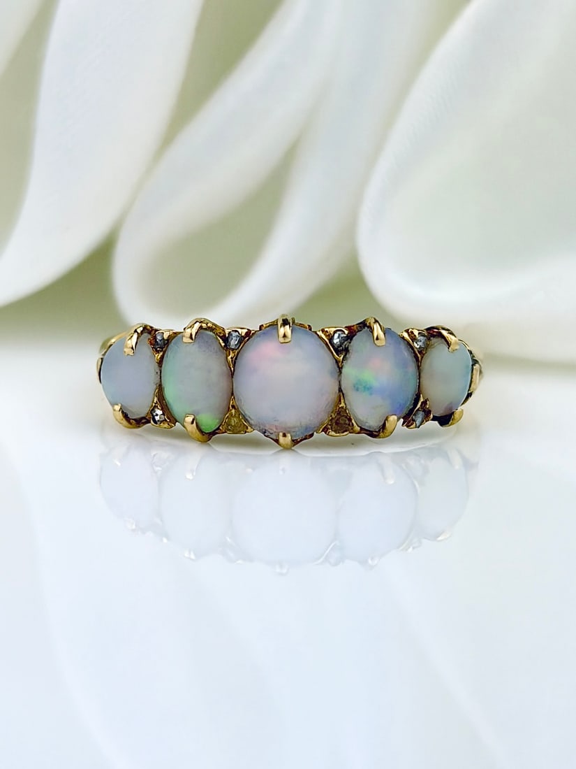 ANTIQUE 18CT YELLOW GOLD OPAL 5 STONE RING WITH DIAMOND POINTS: ANTIQUE 18CT YELLOW GOLD OPAL 5 STONE RING WITH DIAMOND POINTS Gorgeous opal 