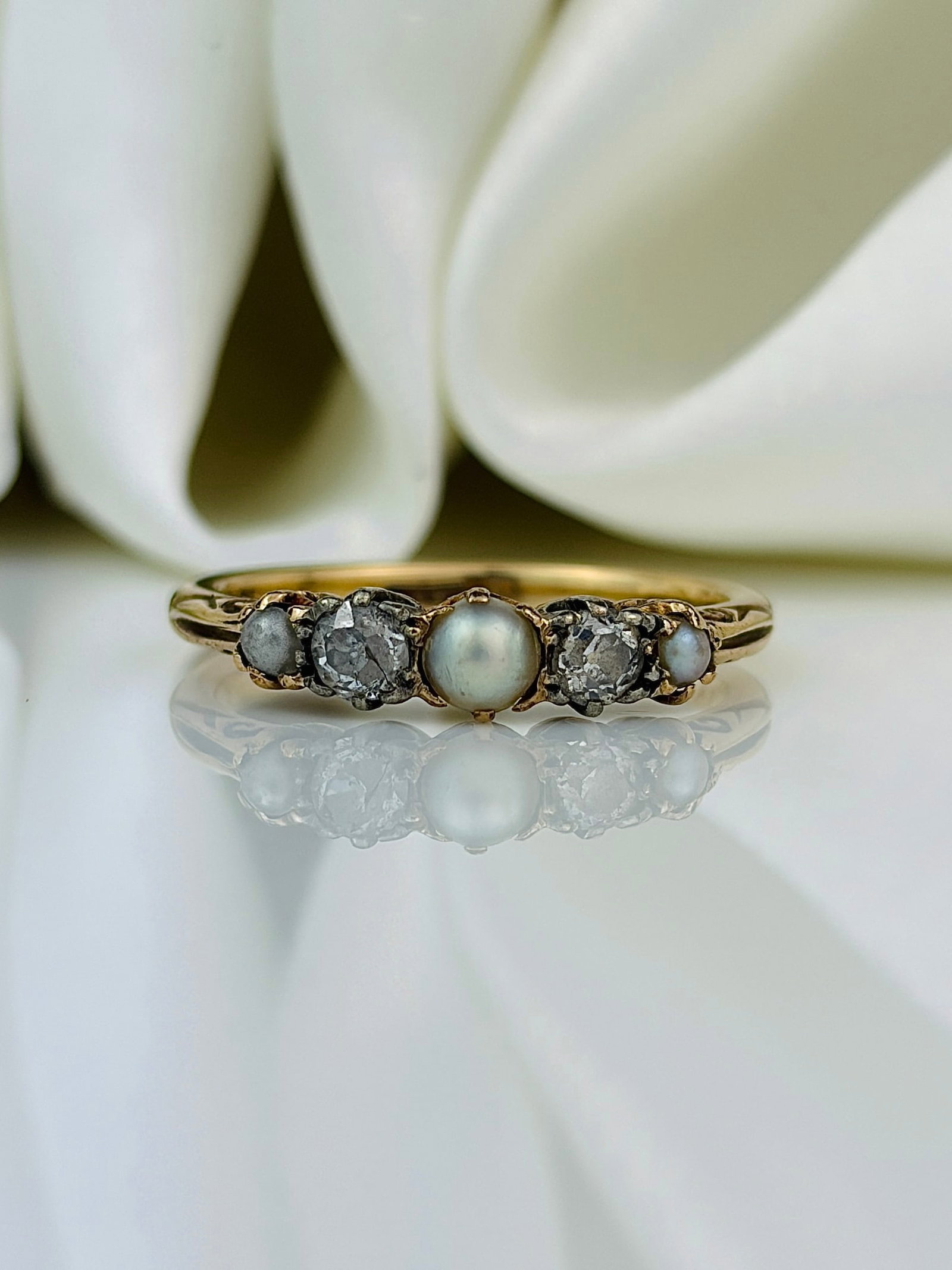chunky antique 18ct yellow gold pearl and diamond 5 stone ring: chunky antique 18ct yellow gold pearl and diamond 5 stone ring Lovely pearls