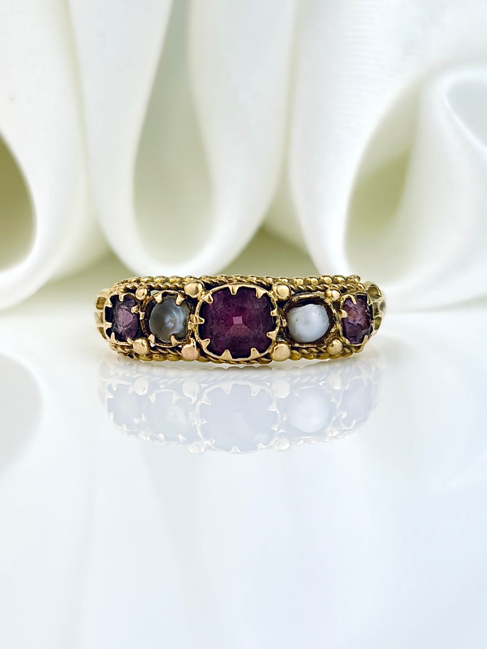 ANTIQUE AMETHYST AND PEARL 5 STONE RING WITH GORGEOUS DETAILS IN GOLD: ANTIQUE AMETHYST AND PEARL 5 STONE RING WITH GORGEOUS DETAILS IN GOLD Absolutely amazing levels of details! Weight: 1.86g Size: UK O, US 7.5, Width 4.5mm, height off finger 2mm Materials: Gold