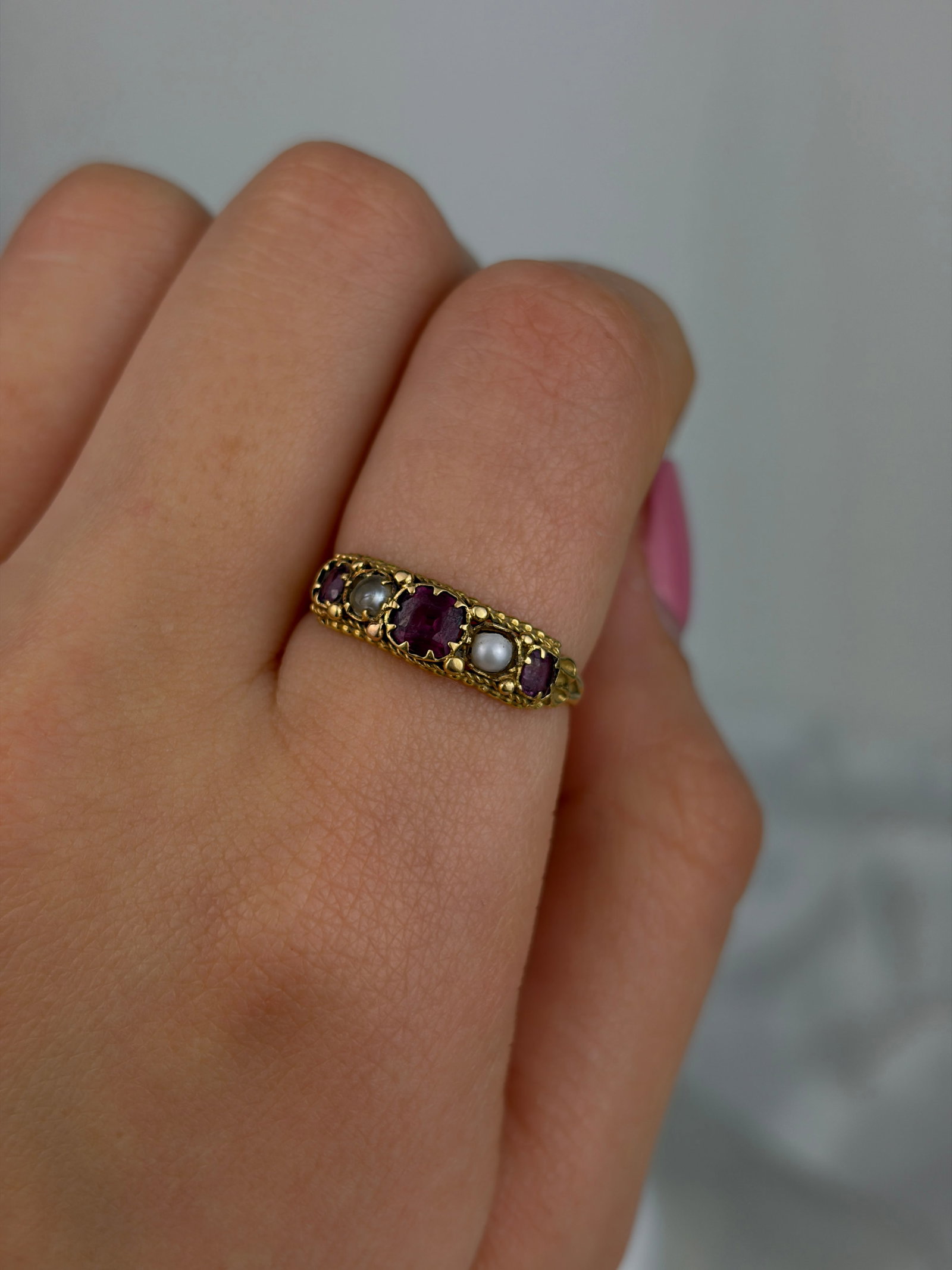 ANTIQUE AMETHYST AND PEARL 5 STONE RING WITH GORGEOUS DETAILS IN GOLD - 8