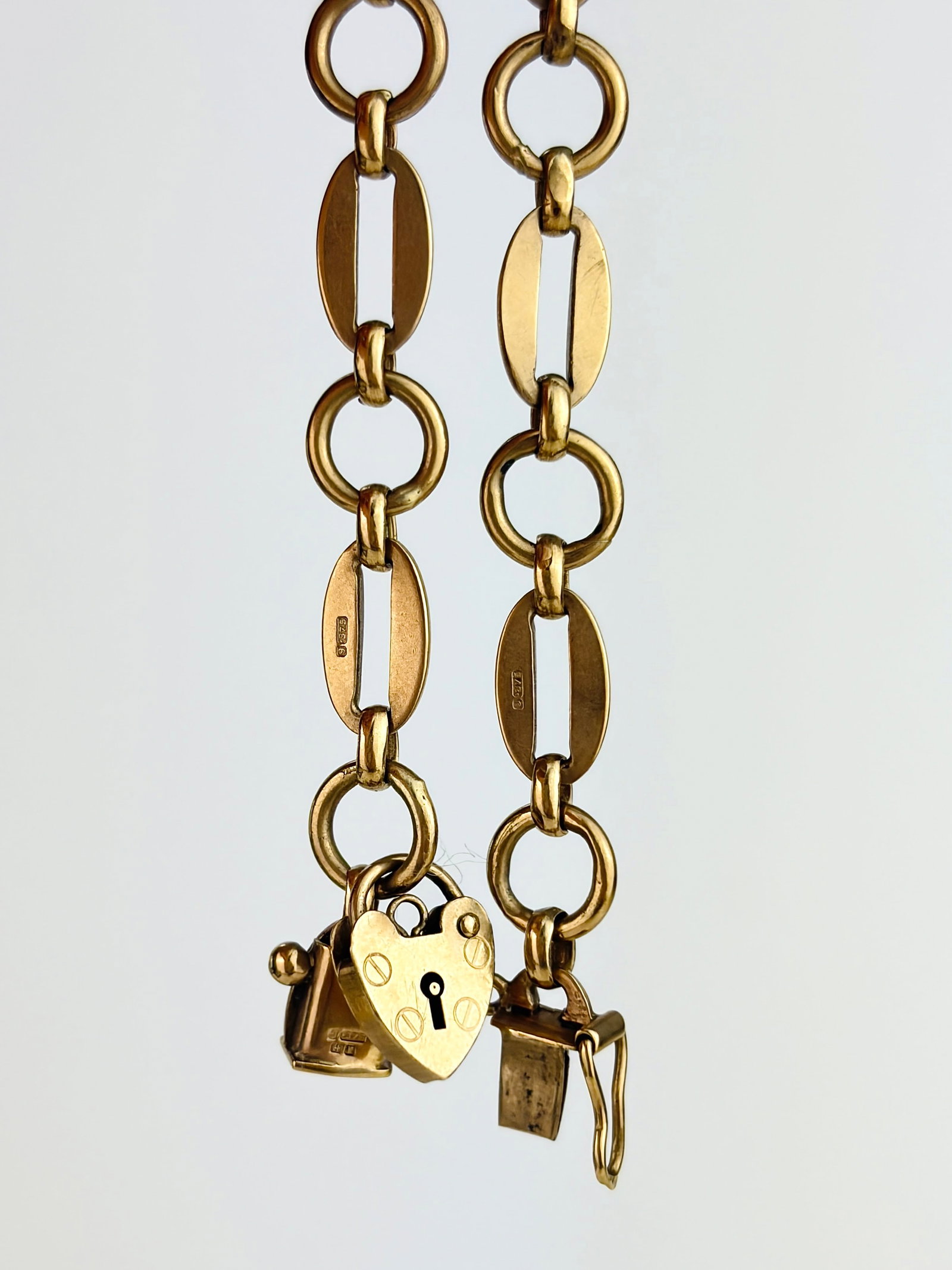 Vintage Cropp & Farr c1970 9ct Yellow Gold Unique Link Bracelet with Heart Padlock Charm: Vintage c1970 9ct Yellow Gold Unique Link Bracelet with Heart Padlock Charm Safety clasp present.