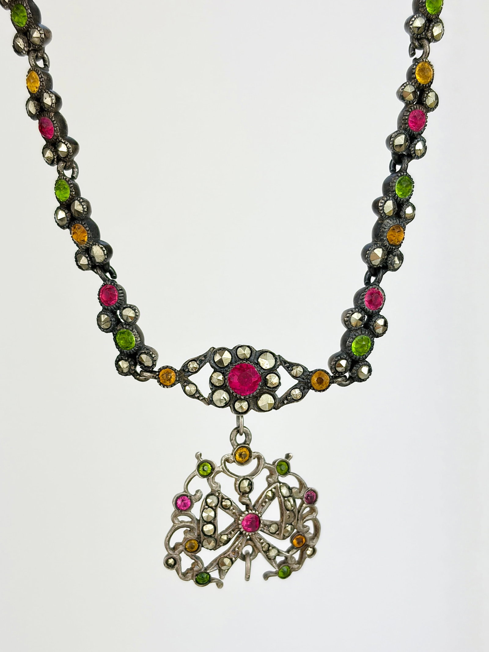 LATE GEORGIAN SILVER MULTI-COLOURED NECKLACE: LATE GEORGIAN SILVER MULTI-COLOURED NECKLACE Beautiful necklace with different bright coloured stones, and sparkly marcasite! Weight: 44.87g Size: Length 41.5cm, drop 39mm Materials: Silver