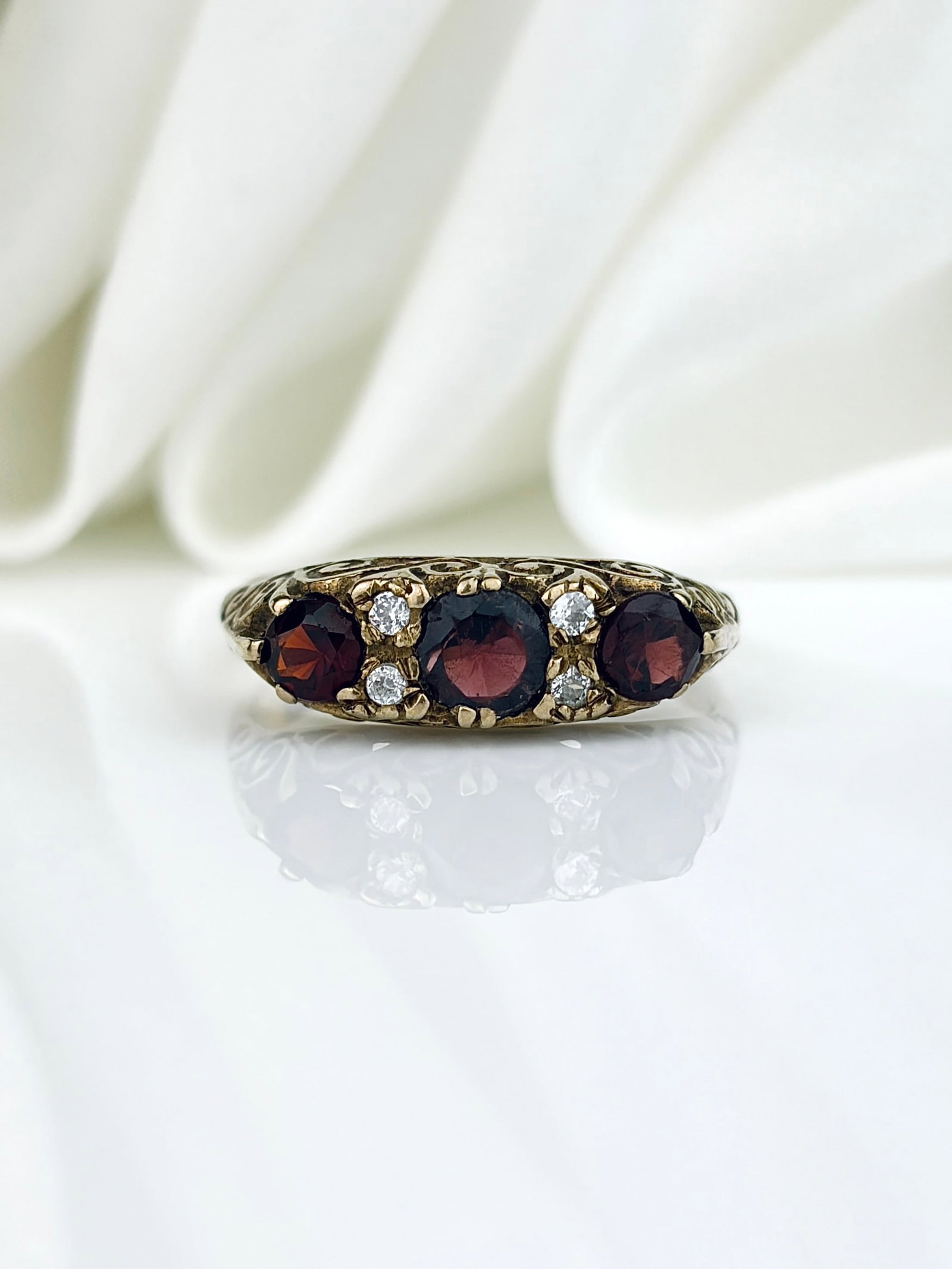 Vintage 9ct Yellow Gold Garnet and White Stone 5 Stone Ring: Vintage 9ct Yellow Gold Garnet and White Stone 5 Stone Ring Beautiful scroll gallery!