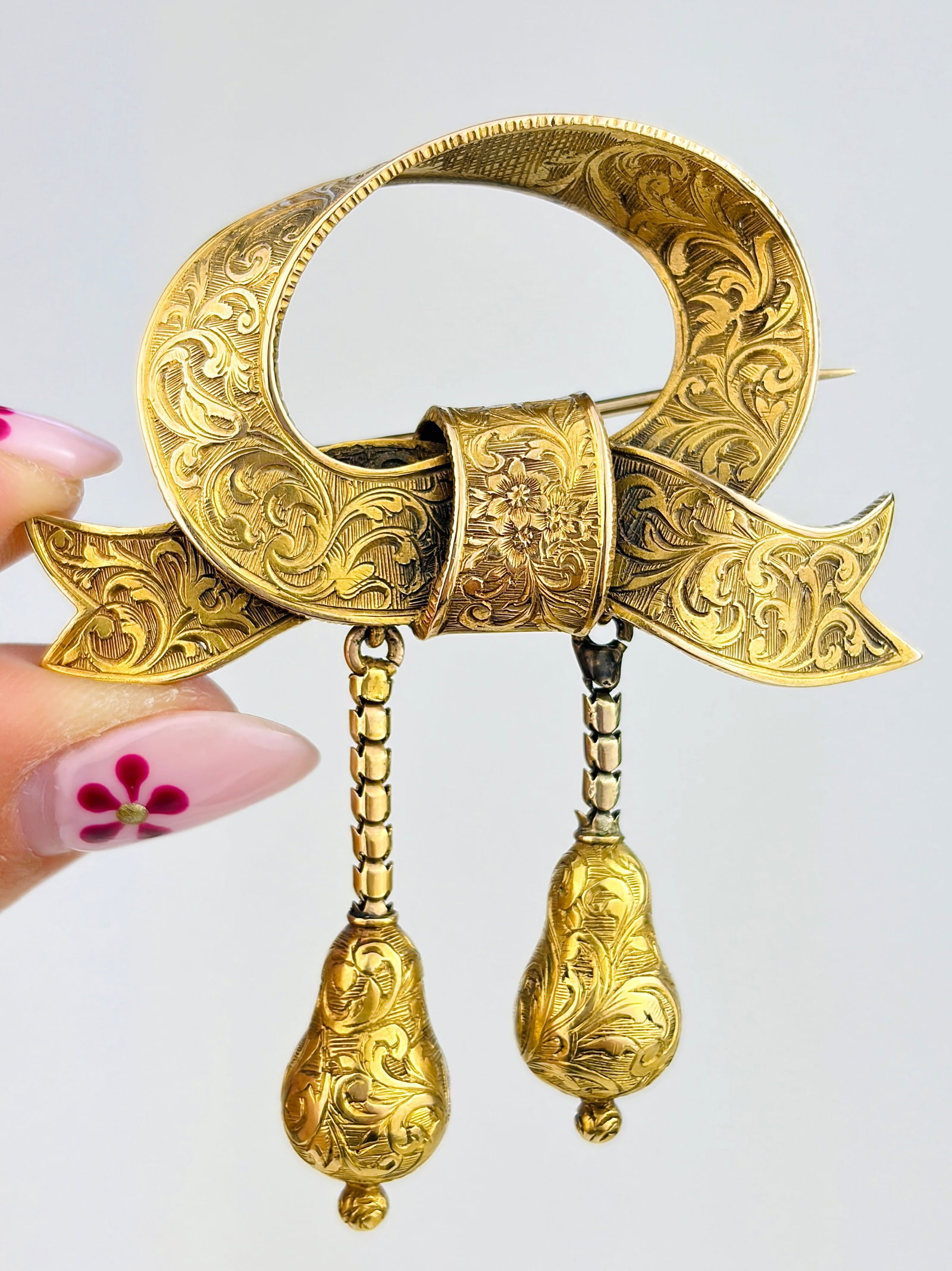 Heavy antique victorian era 15ct yellow gold tassle brooch - large size: Heavy antique victorian era 15ct yellow gold tassle brooch - large size Show stopper with articulated tassles , so much detailing Weight 11.40 g Measures 6 x 5.5 cm office use only