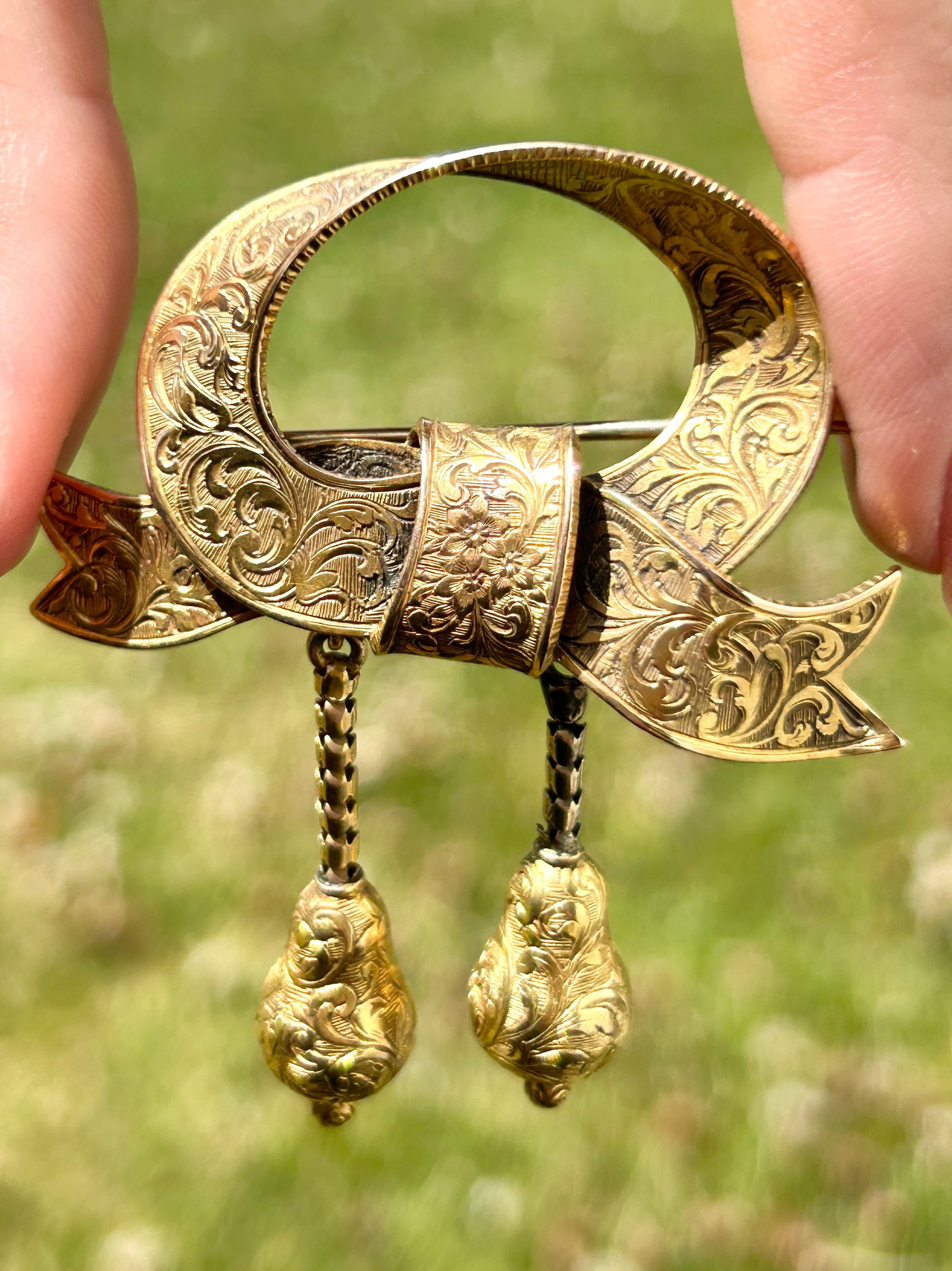 Heavy antique victorian era 15ct yellow gold tassle brooch - large size - 7